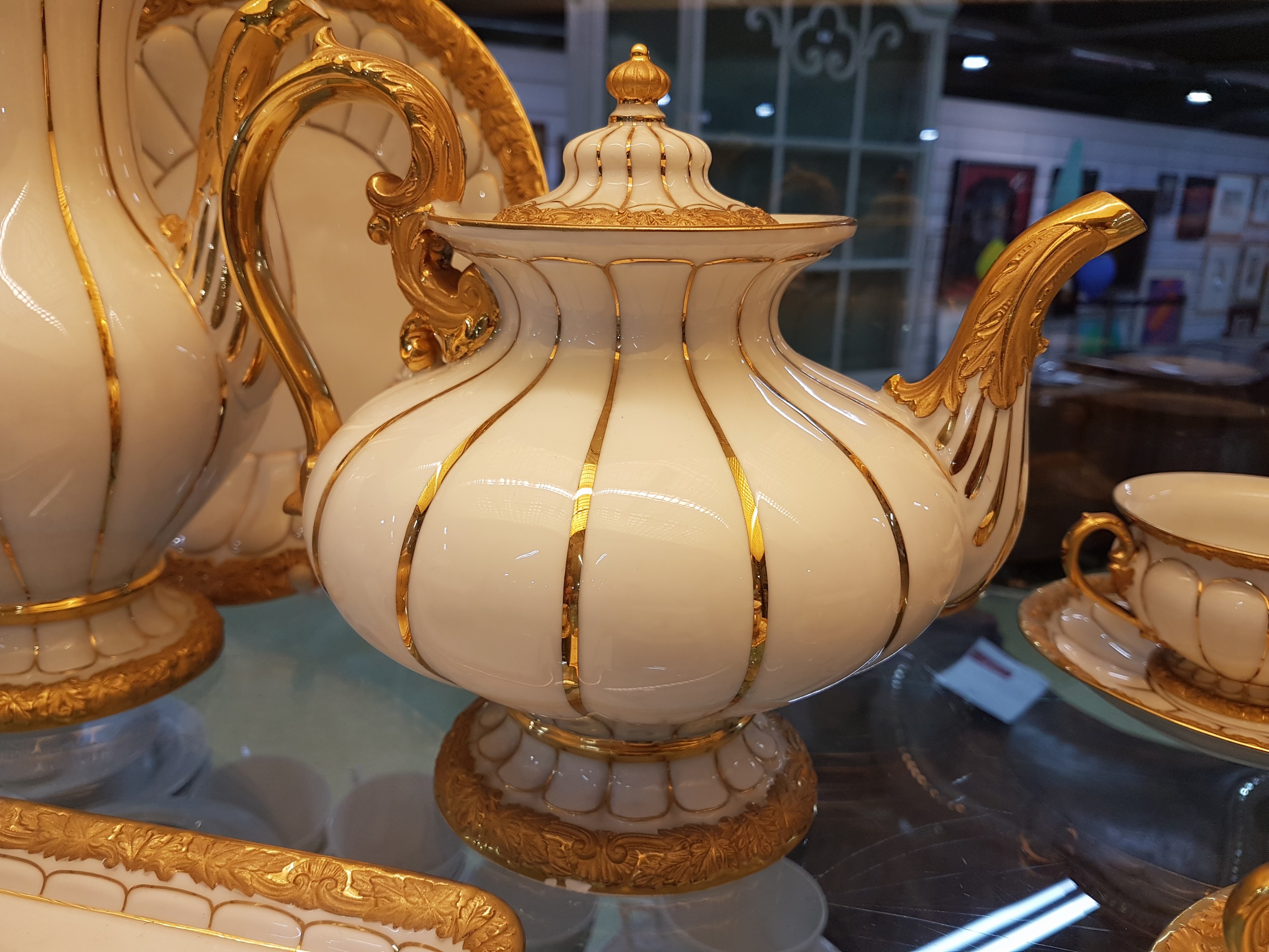 Detail e: Kaffee- und Teeservice B-Form, Meissen, nach 1945, Porzellan, godroniert und mit Reliefzier, Goldbronze, 7 Tassen mit UT, 10 Kuchenteller D.19cm (1x ...