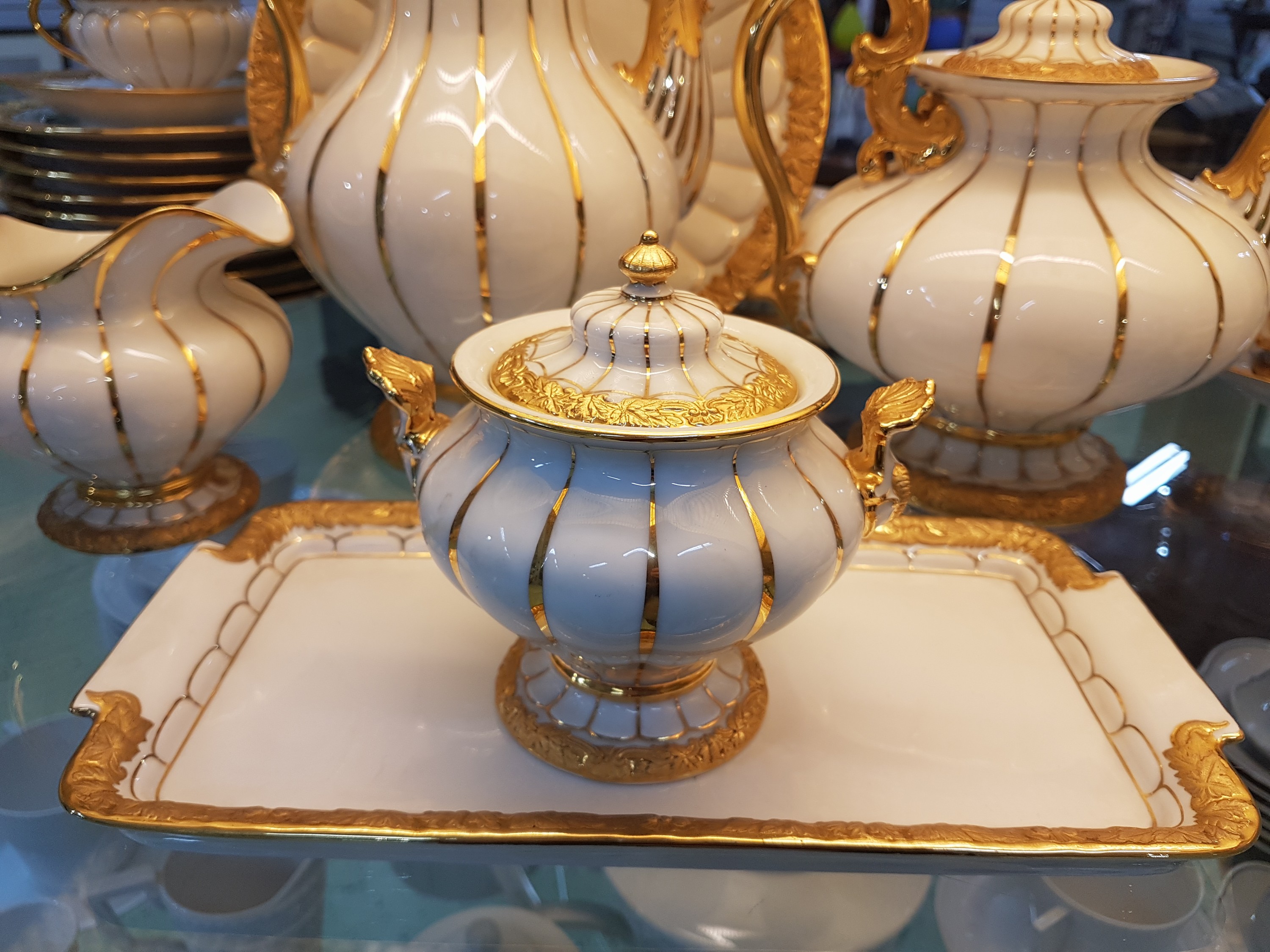 Detail f: Kaffee- und Teeservice B-Form, Meissen, nach 1945, Porzellan, godroniert und mit Reliefzier, Goldbronze, 7 Tassen mit UT, 10 Kuchenteller D.19cm (1x ...