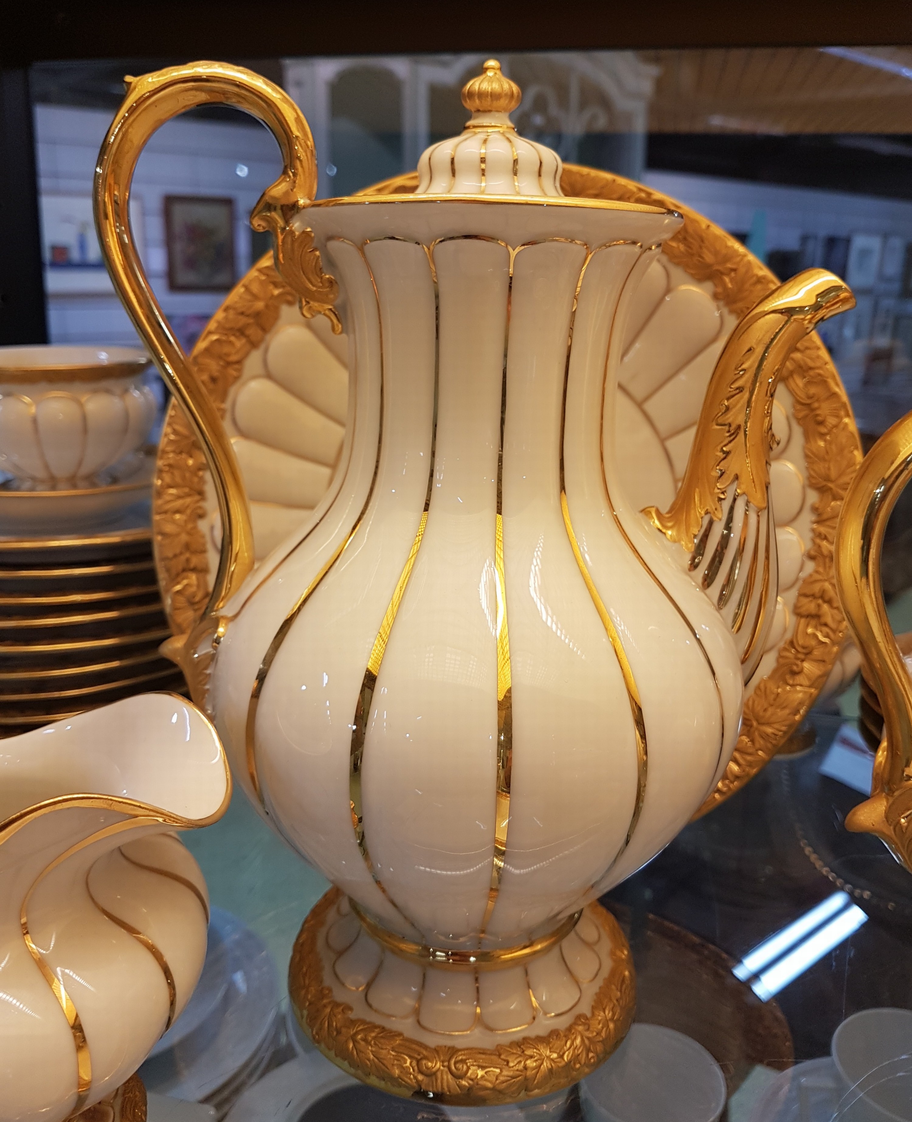 Detail g: Kaffee- und Teeservice B-Form, Meissen, nach 1945, Porzellan, godroniert und mit Reliefzier, Goldbronze, 7 Tassen mit UT, 10 Kuchenteller D.19cm (1x ...