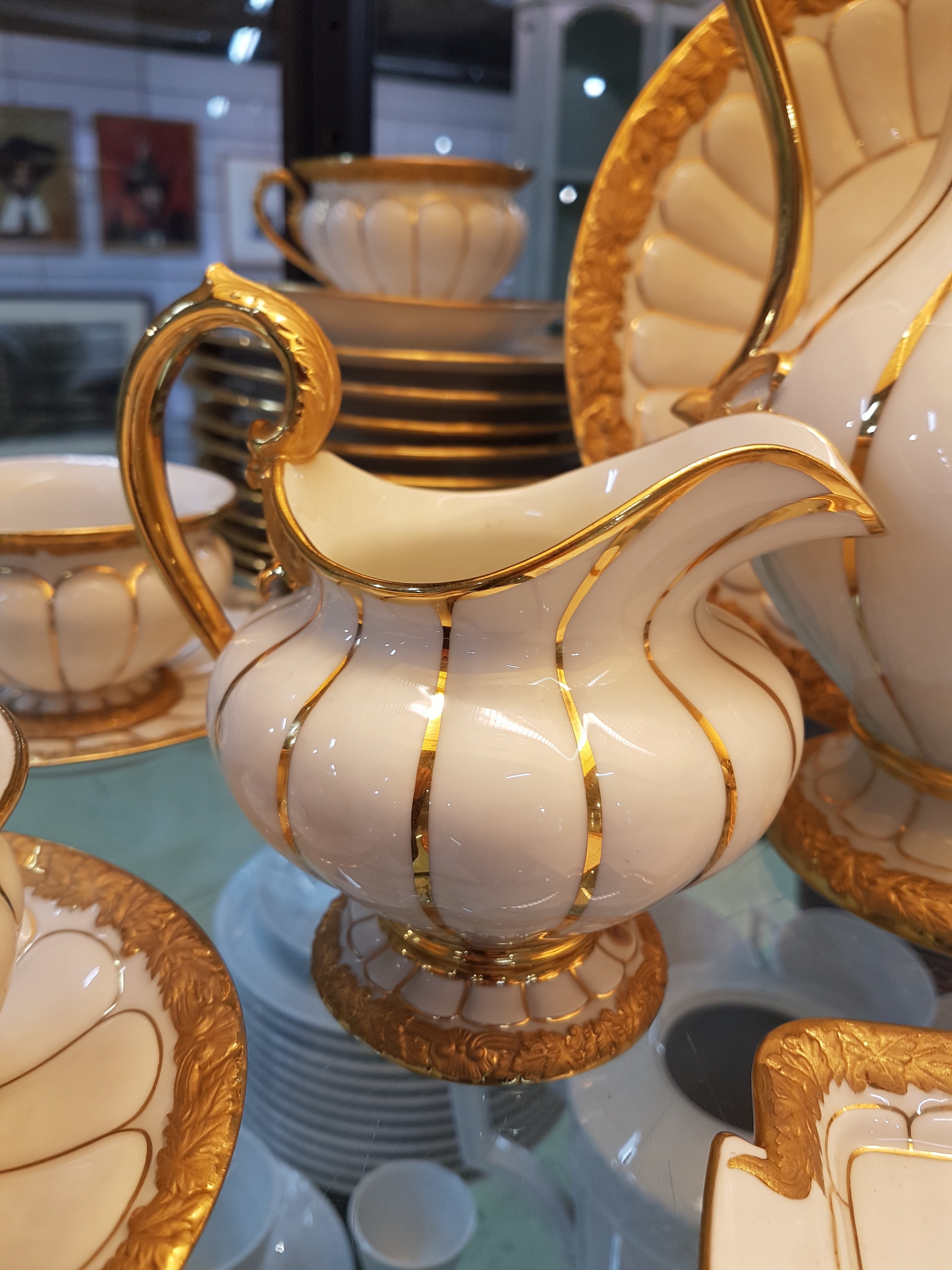 Detail h: Kaffee- und Teeservice B-Form, Meissen, nach 1945, Porzellan, godroniert und mit Reliefzier, Goldbronze, 7 Tassen mit UT, 10 Kuchenteller D.19cm (1x ...