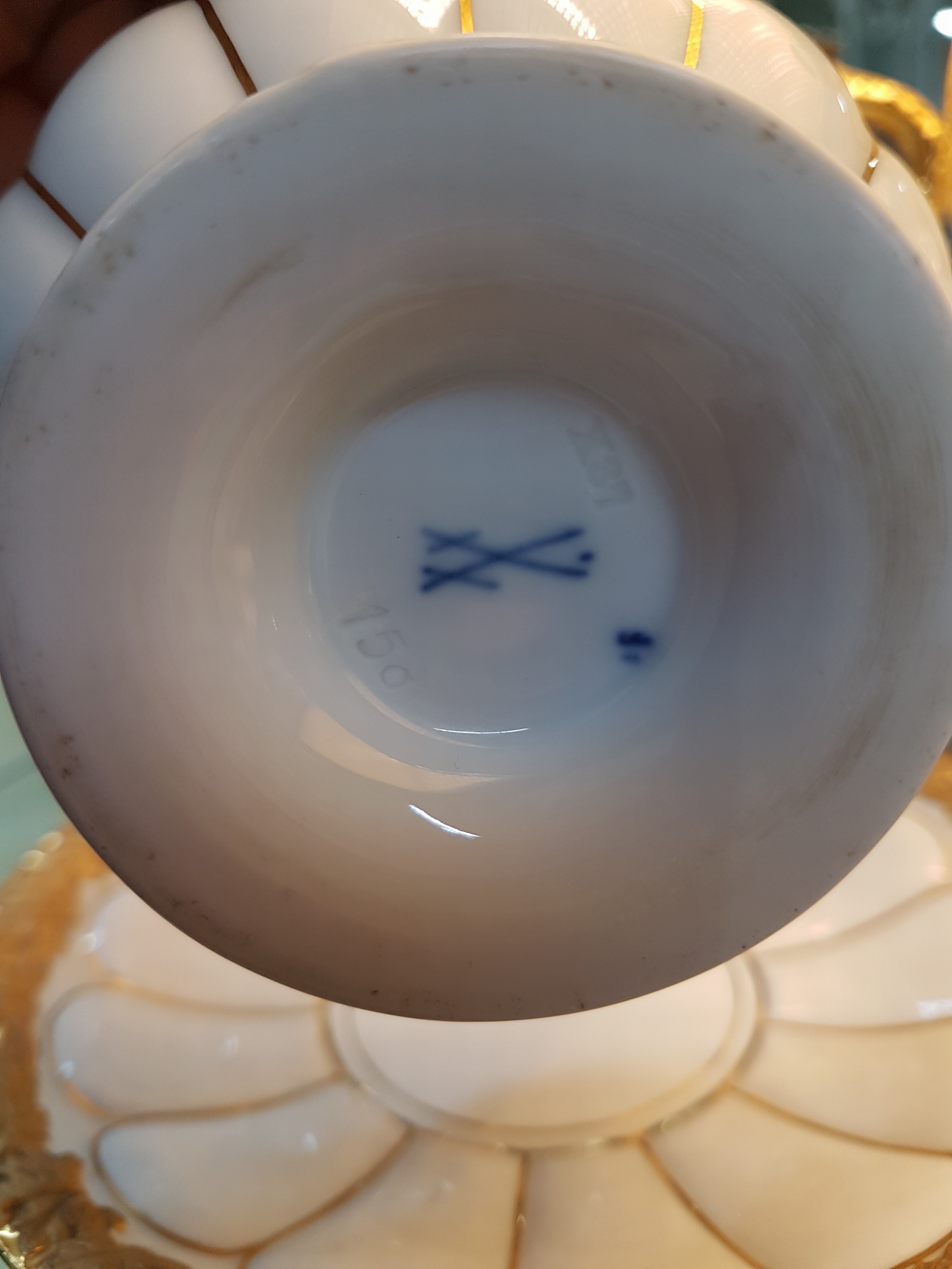 Detail i: Kaffee- und Teeservice B-Form, Meissen, nach 1945, Porzellan, godroniert und mit Reliefzier, Goldbronze, 7 Tassen mit UT, 10 Kuchenteller D.19cm (1x ...