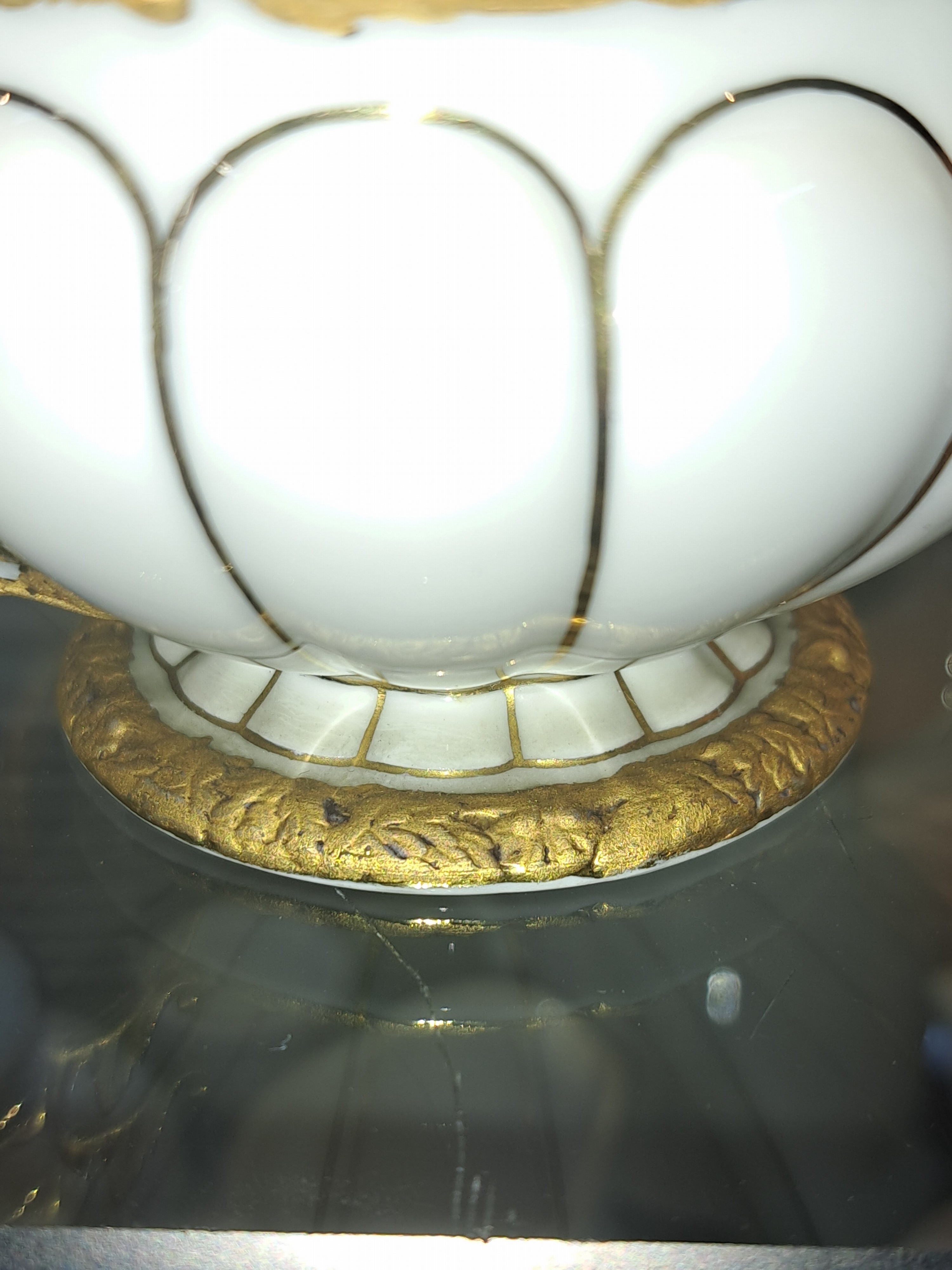 Detail j: Kaffee- und Teeservice B-Form, Meissen, nach 1945, Porzellan, godroniert und mit Reliefzier, Goldbronze, 7 Tassen mit UT, 10 Kuchenteller D.19cm (1x ...
