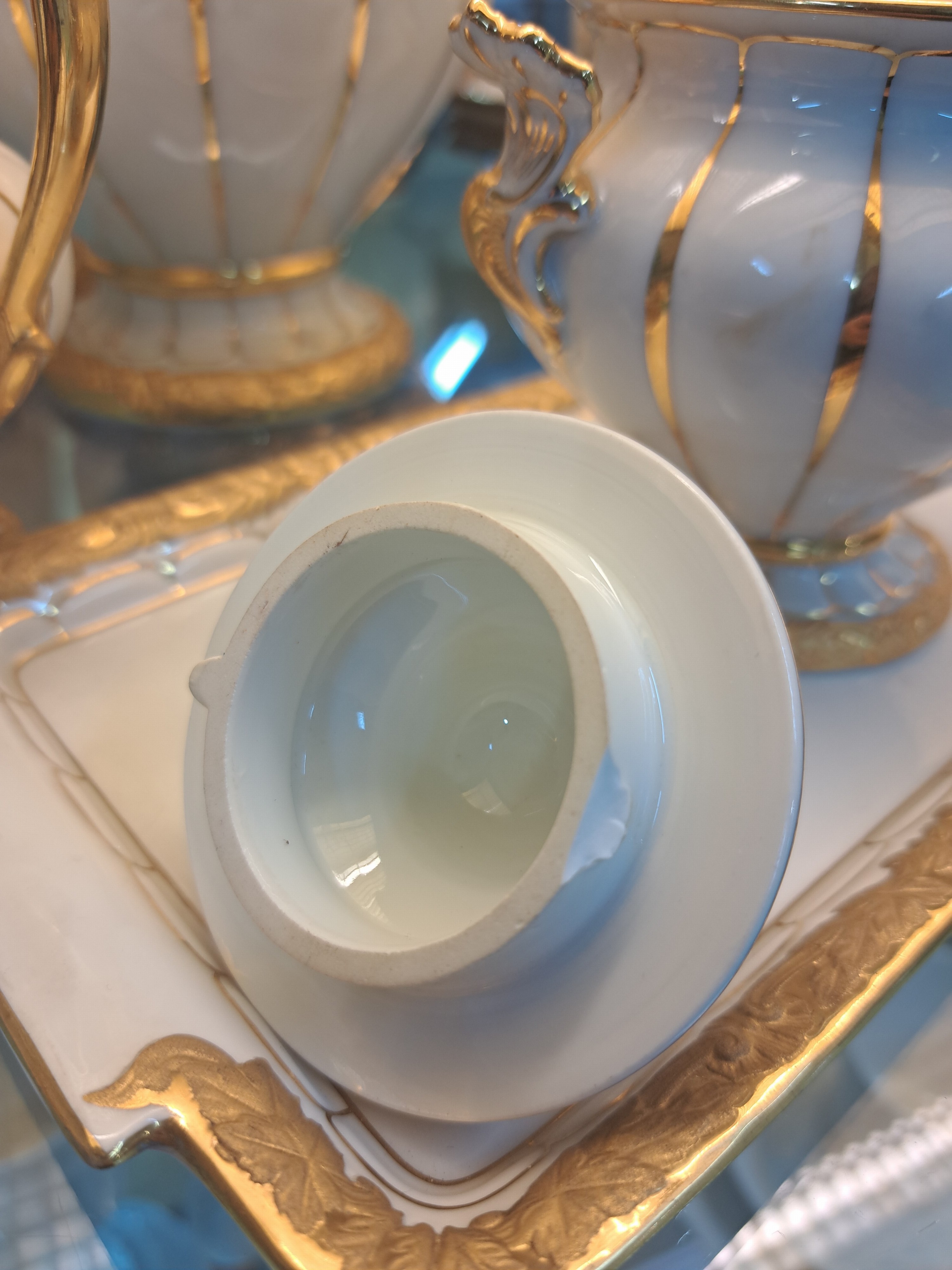 Detail k: Kaffee- und Teeservice B-Form, Meissen, nach 1945, Porzellan, godroniert und mit Reliefzier, Goldbronze, 7 Tassen mit UT, 10 Kuchenteller D.19cm (1x ...