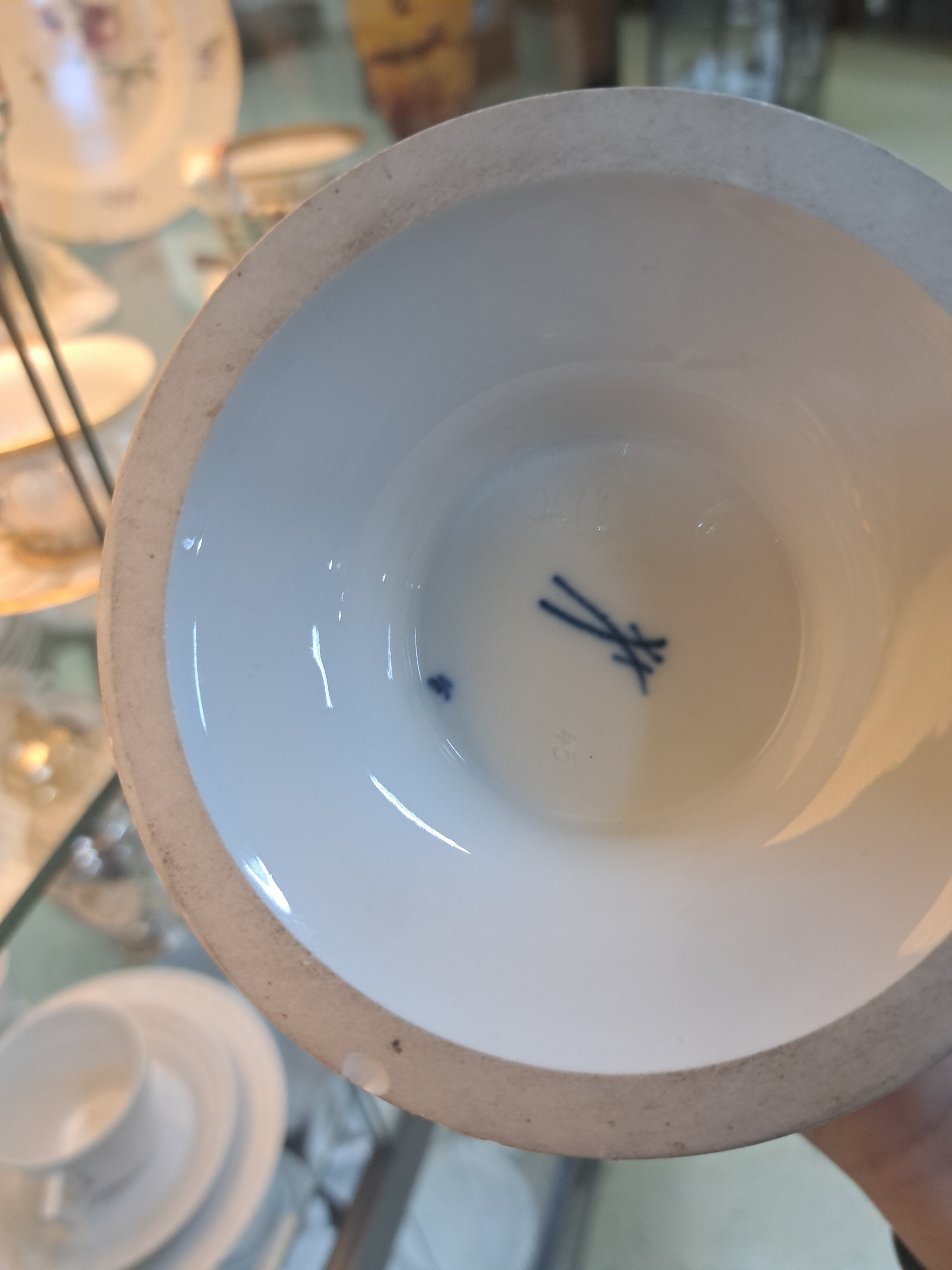 Detail l: Kaffee- und Teeservice B-Form, Meissen, nach 1945, Porzellan, godroniert und mit Reliefzier, Goldbronze, 7 Tassen mit UT, 10 Kuchenteller D.19cm (1x ...