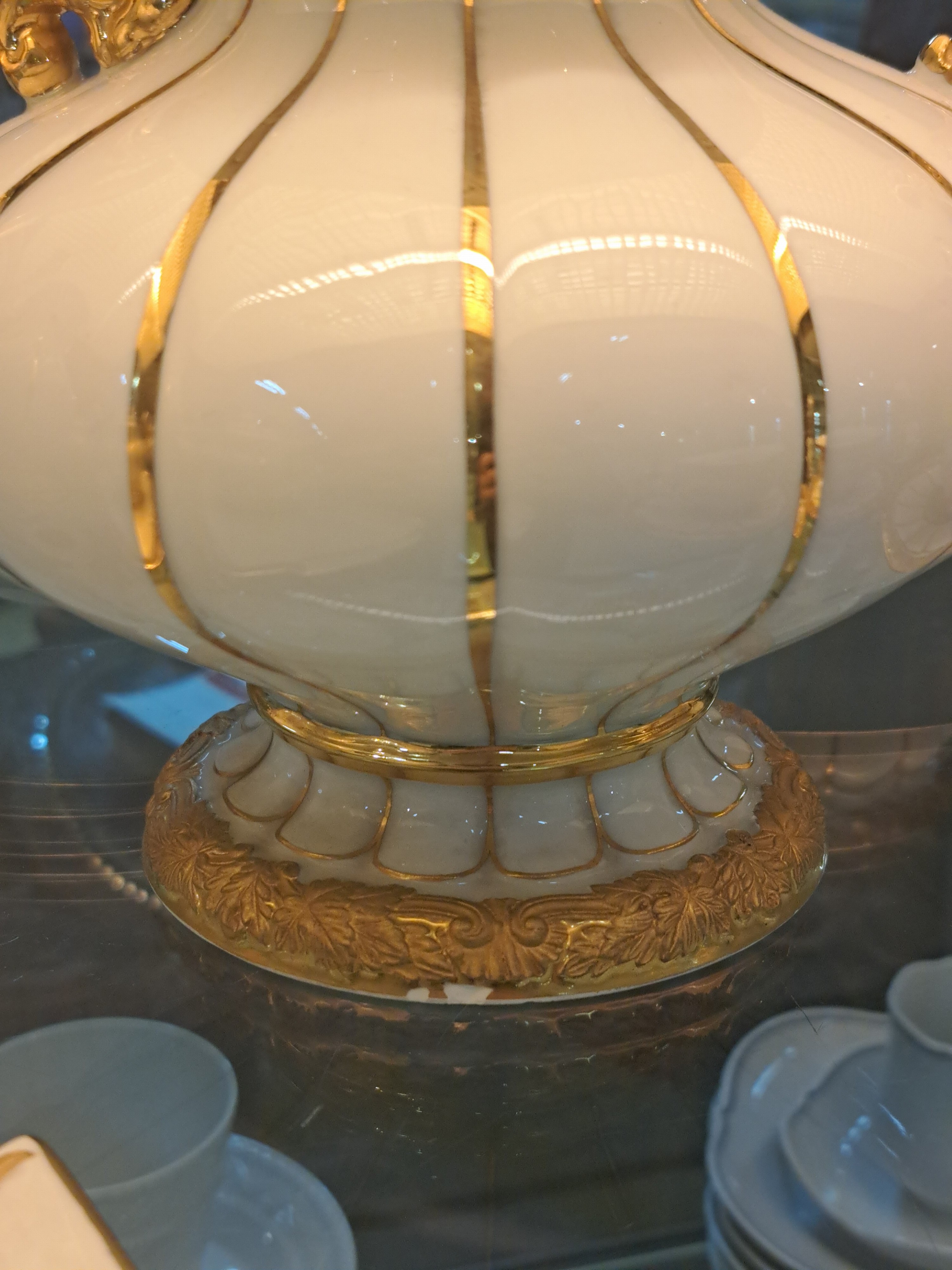 Detail m: Kaffee- und Teeservice B-Form, Meissen, nach 1945, Porzellan, godroniert und mit Reliefzier, Goldbronze, 7 Tassen mit UT, 10 Kuchenteller D.19cm (1x ...
