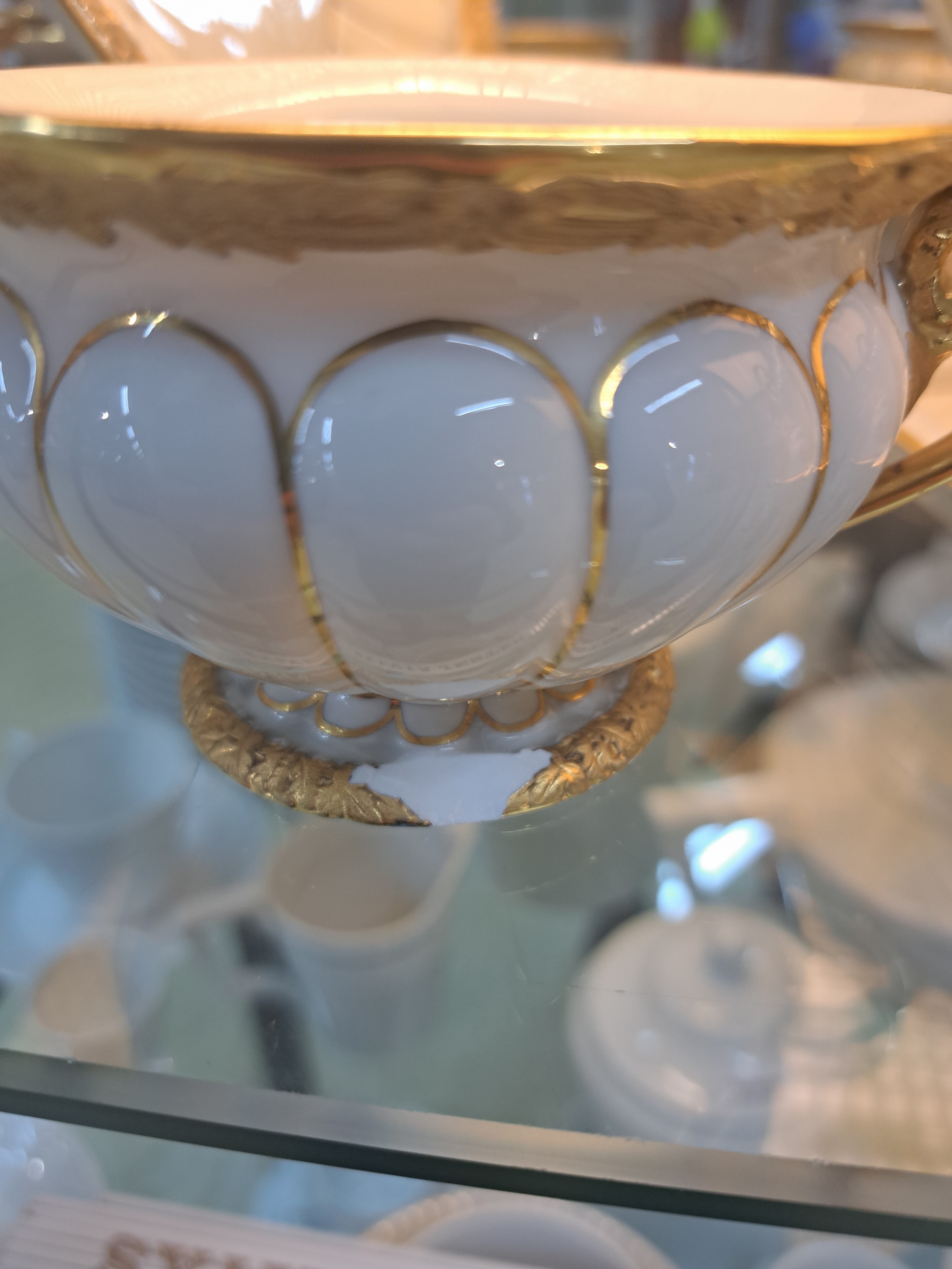 Detail q: Kaffee- und Teeservice B-Form, Meissen, nach 1945, Porzellan, godroniert und mit Reliefzier, Goldbronze, 7 Tassen mit UT, 10 Kuchenteller D.19cm (1x ...