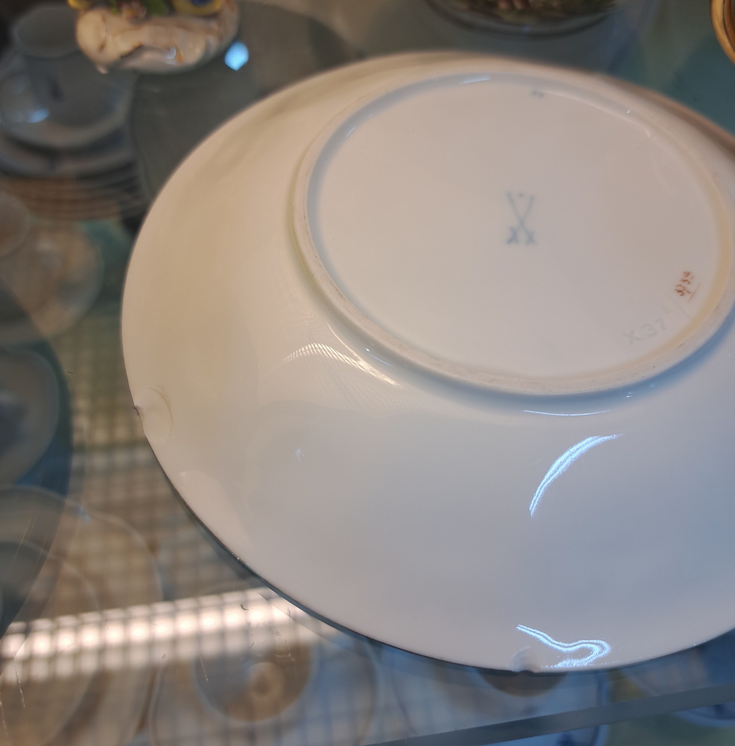 Detail r: Kaffee- und Teeservice B-Form, Meissen, nach 1945, Porzellan, godroniert und mit Reliefzier, Goldbronze, 7 Tassen mit UT, 10 Kuchenteller D.19cm (1x ...