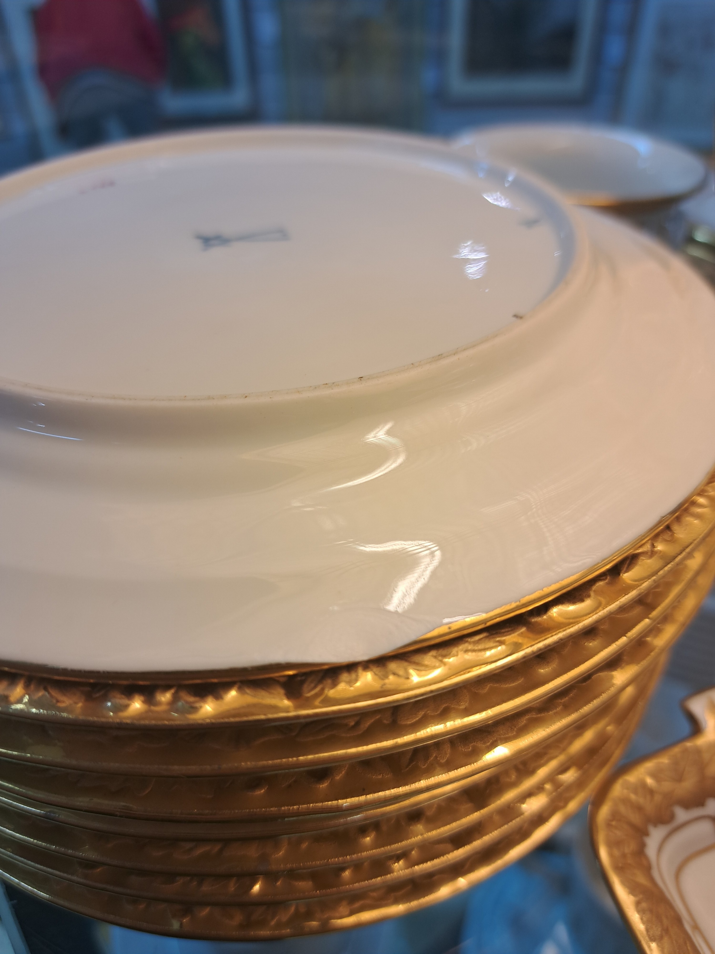 Detail t: Kaffee- und Teeservice B-Form, Meissen, nach 1945, Porzellan, godroniert und mit Reliefzier, Goldbronze, 7 Tassen mit UT, 10 Kuchenteller D.19cm (1x ...