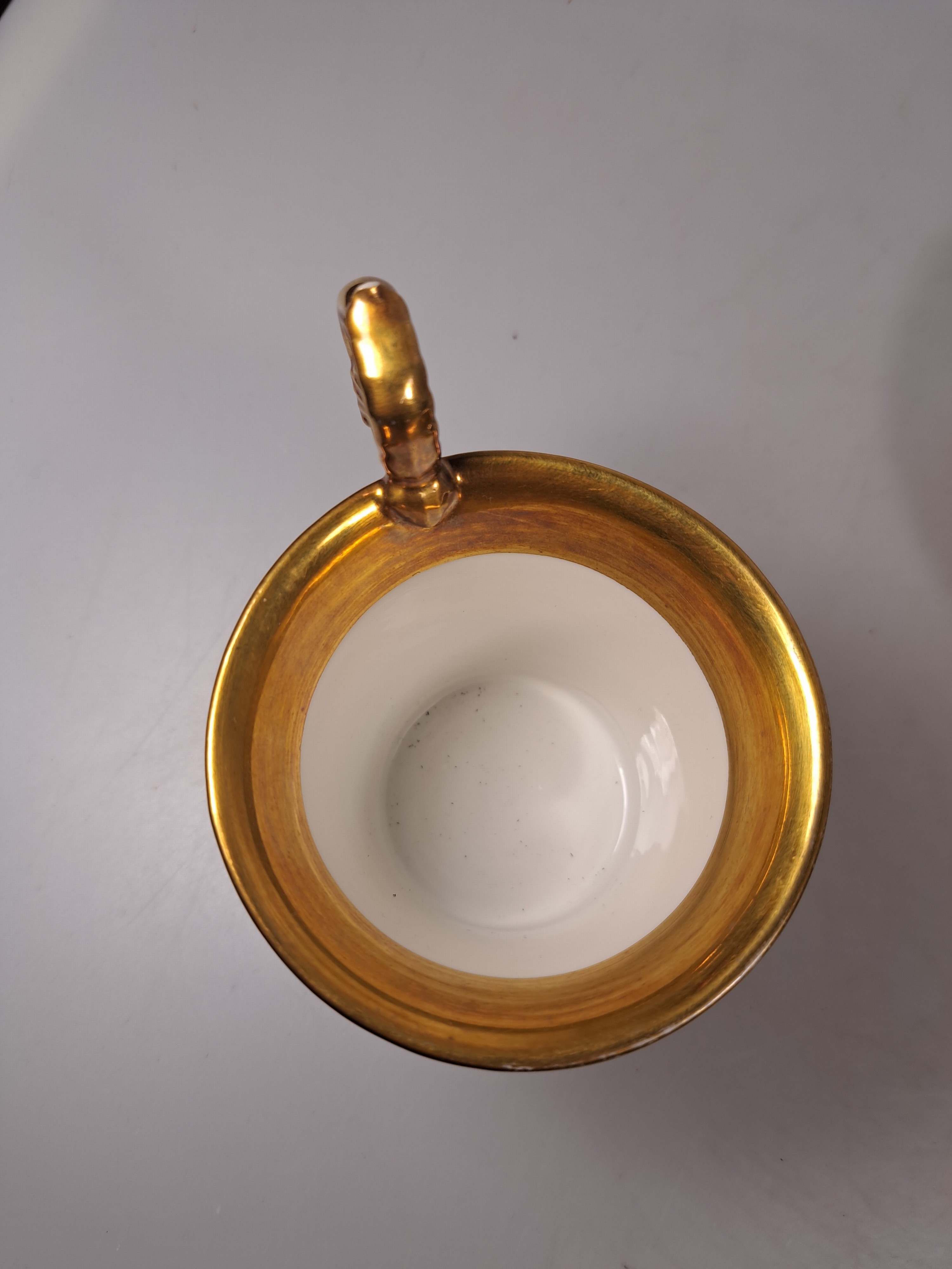 Detail b: Tasse mit Untertasse, deutsch, KPM Berlin, Mitte 19. Jh., Porzellan, altrosa Fond, in goldgerahmter Kartusche feine polychrome Landschaftsmalerei, ...