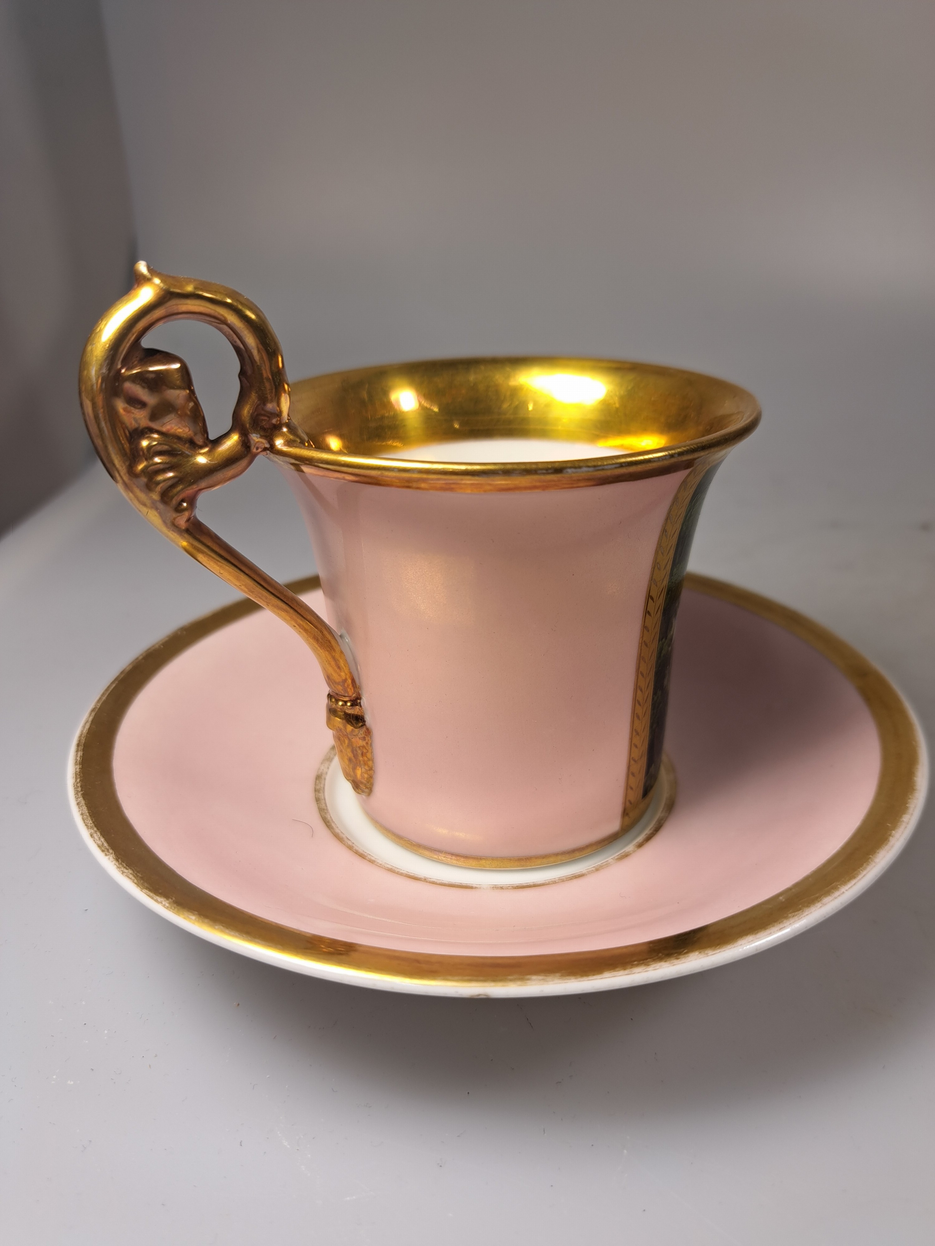 Detail f: Tasse mit Untertasse, deutsch, KPM Berlin, Mitte 19. Jh., Porzellan, altrosa Fond, in goldgerahmter Kartusche feine polychrome Landschaftsmalerei, ...