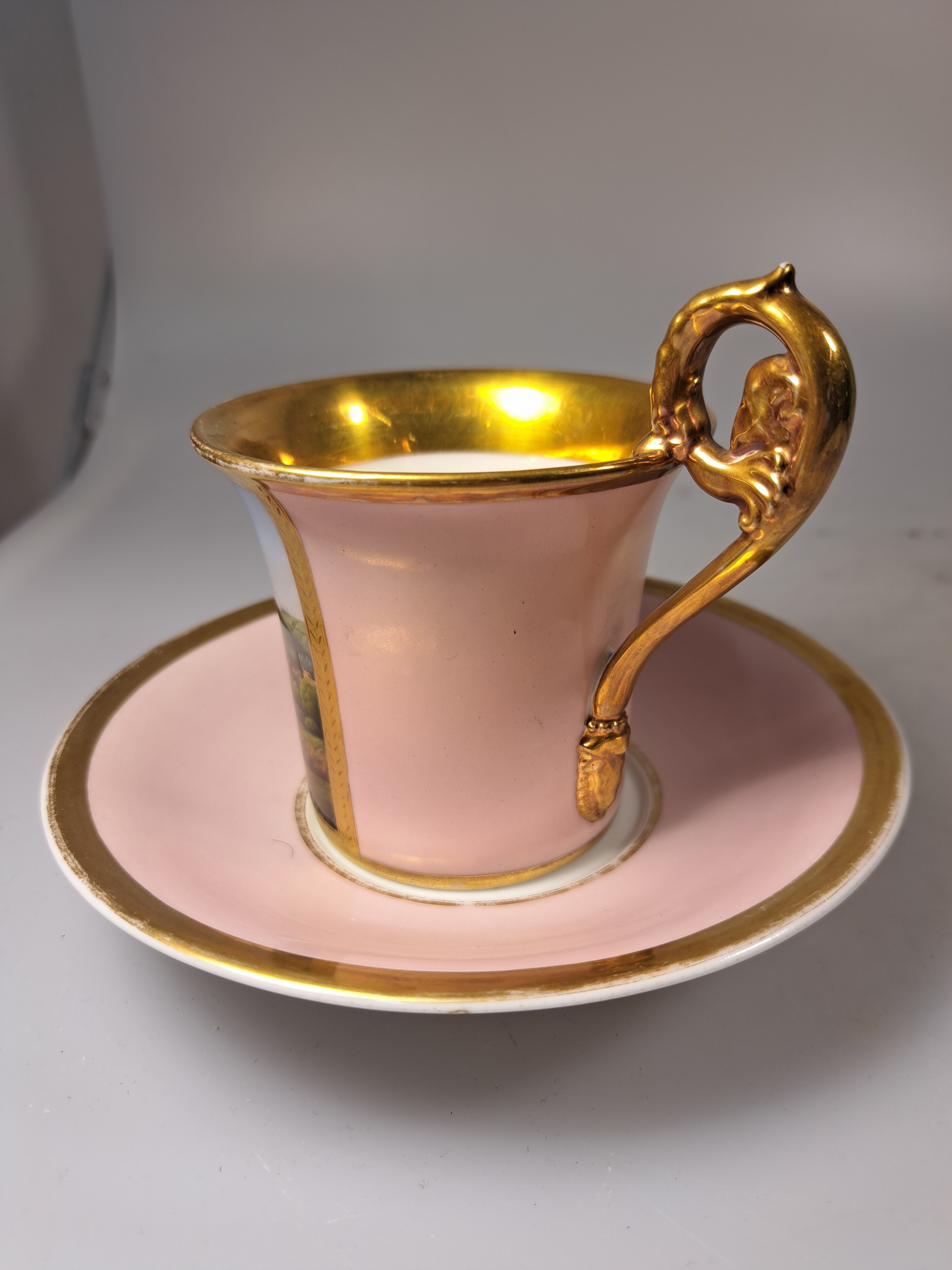 Detail g: Tasse mit Untertasse, deutsch, KPM Berlin, Mitte 19. Jh., Porzellan, altrosa Fond, in goldgerahmter Kartusche feine polychrome Landschaftsmalerei, ...