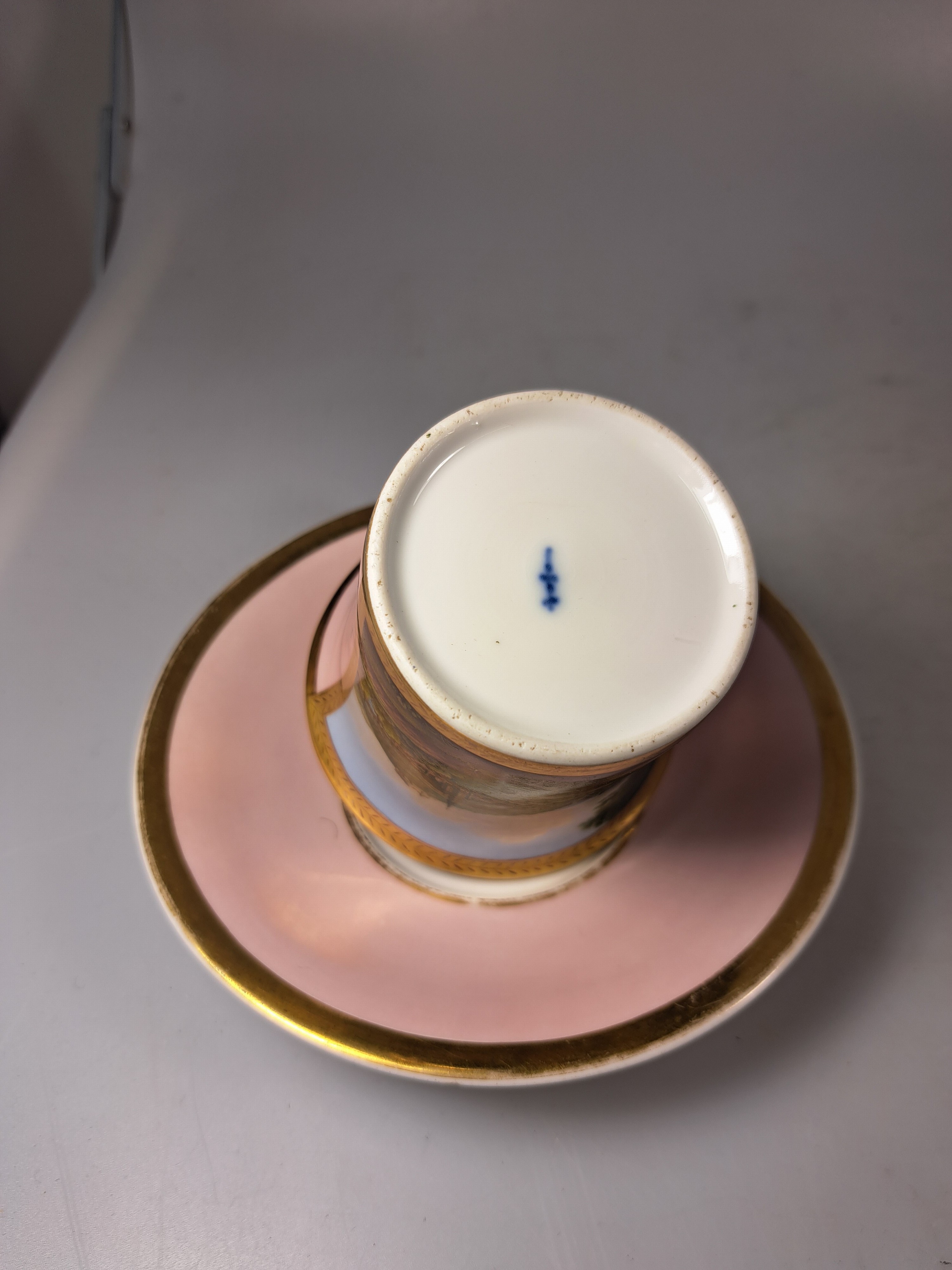 Detail h: Tasse mit Untertasse, deutsch, KPM Berlin, Mitte 19. Jh., Porzellan, altrosa Fond, in goldgerahmter Kartusche feine polychrome Landschaftsmalerei, ...