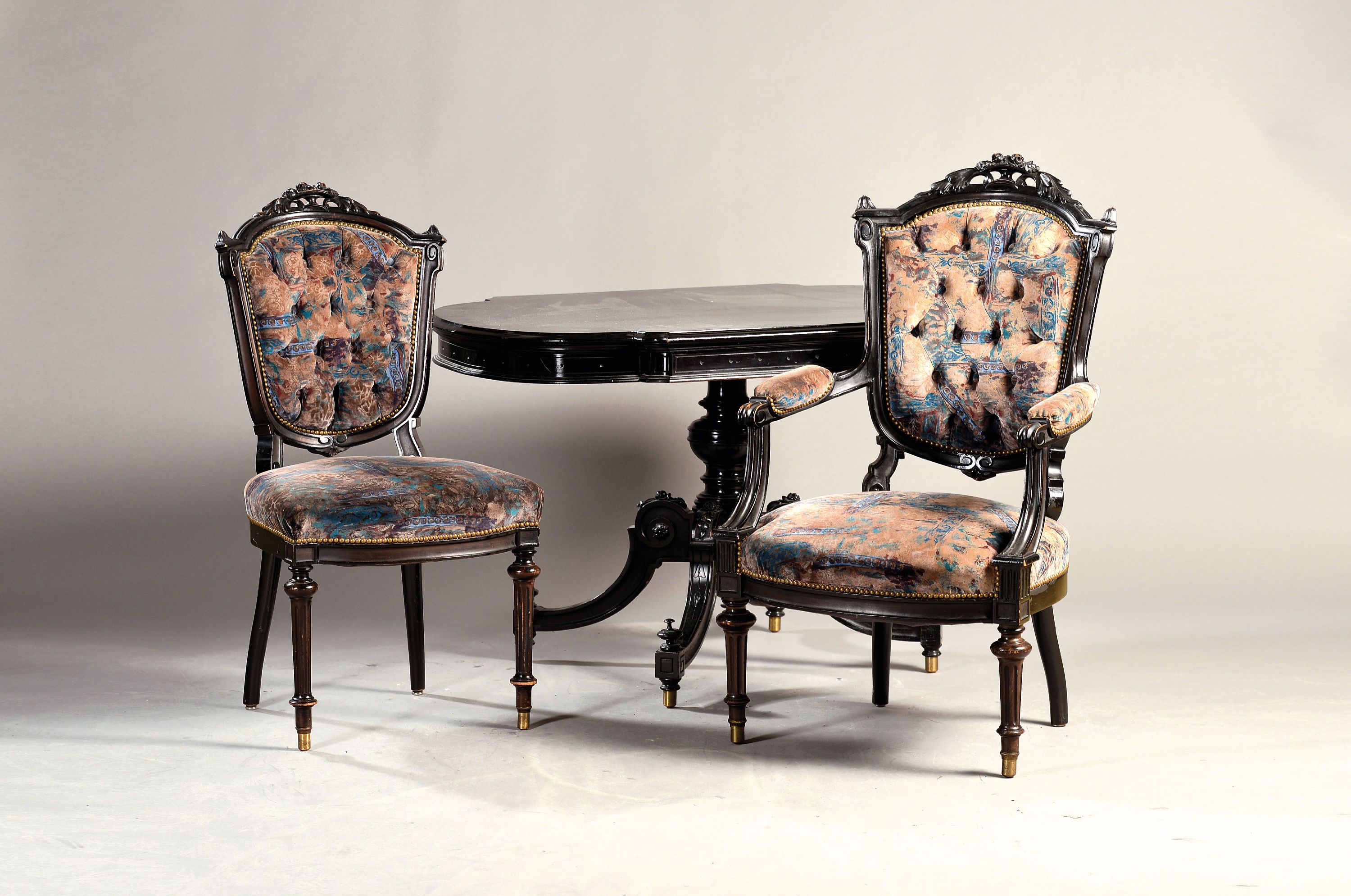 9-tlg. Barockstil Sitzgruppe, deutsch, 20.Jh. , Holz schwarz lackiert, neue Bezüge im Stil der 1980er-Jahre, Tisch 73x120x83 cm, Sofa 114x170x80 cm, ...