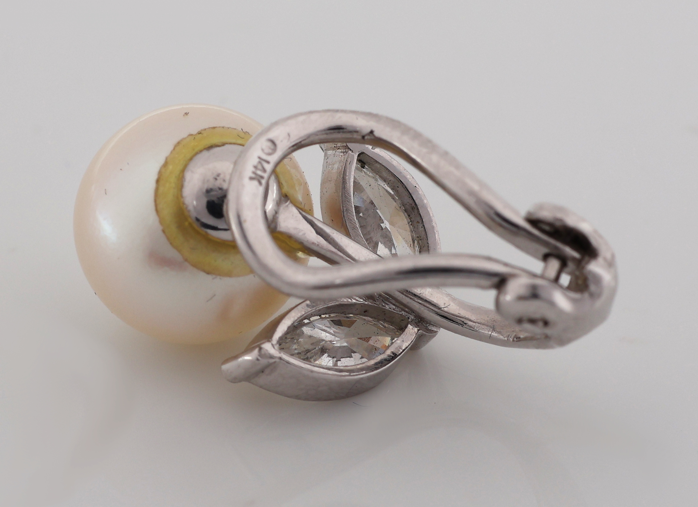 Detail b: Paar 14 kt Gold Perl-Diamant-Ohrclips, WG 585/000, 2 Akoyazuchtperlen, D. ca. 9.5 mm, 4 Diamant-Navettes zus. ca. 1.0 ct feines Weiß-Weiß/vs-si, ...