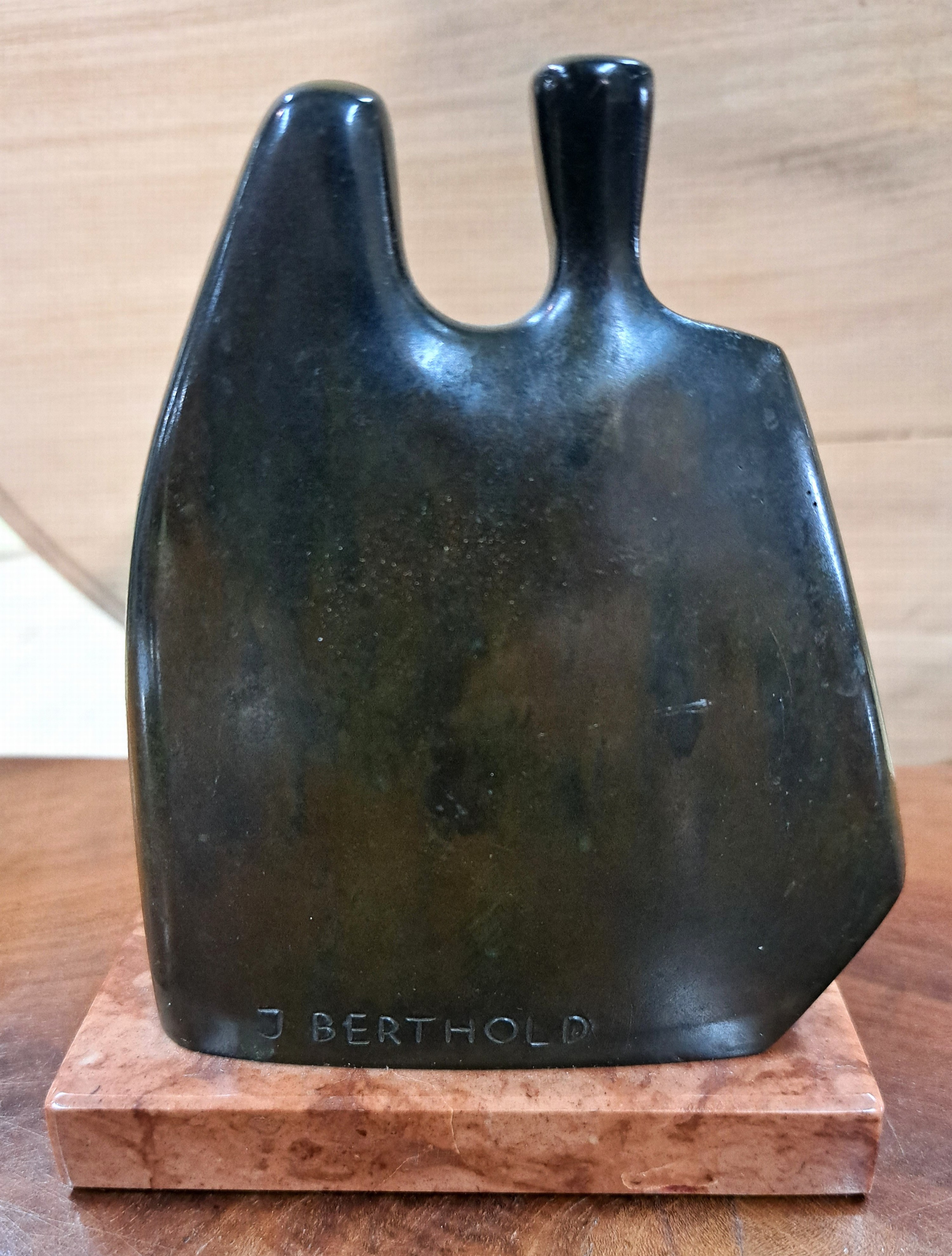 Detail b: Joachim Berthold, 1917-1990, Sitzendes Paar, Bronzeskulptur, signiert, Marmorplinthe, H. ca. 13cm