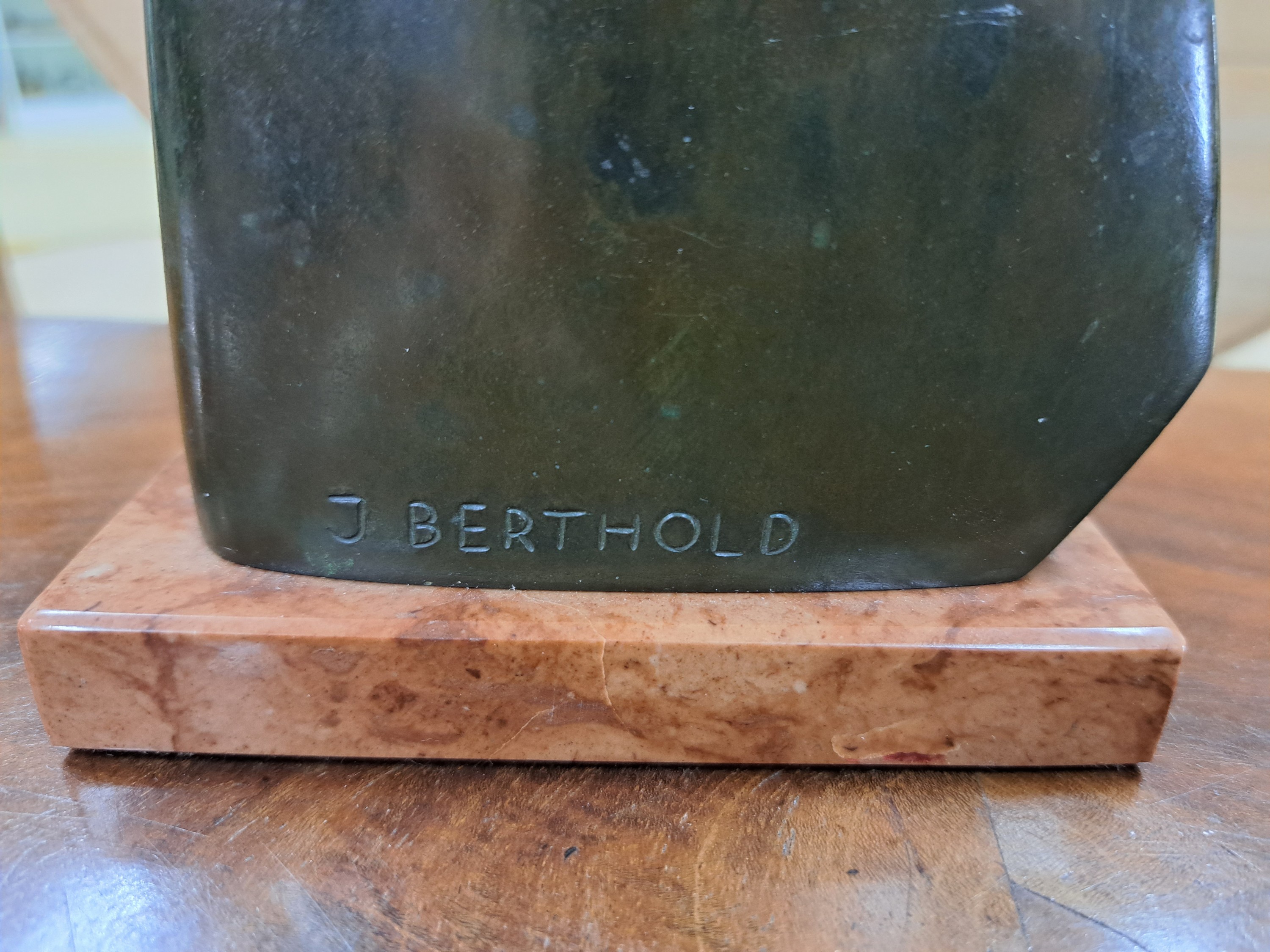 Detail c: Joachim Berthold, 1917-1990, Sitzendes Paar, Bronzeskulptur, signiert, Marmorplinthe, H. ca. 13cm