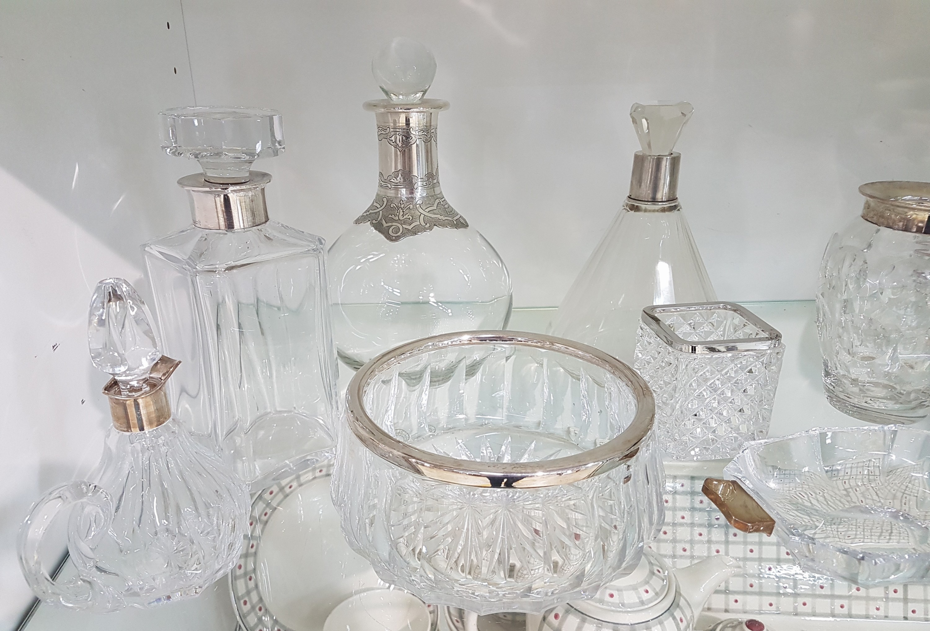 Detail a: 10 Teile Kristallglas mit Silbermonturen, deutsch, 20. Jh., farbloses Glas meist facettiert, Ränder bzw. Henkel in 800er Silber, versch. Größen
