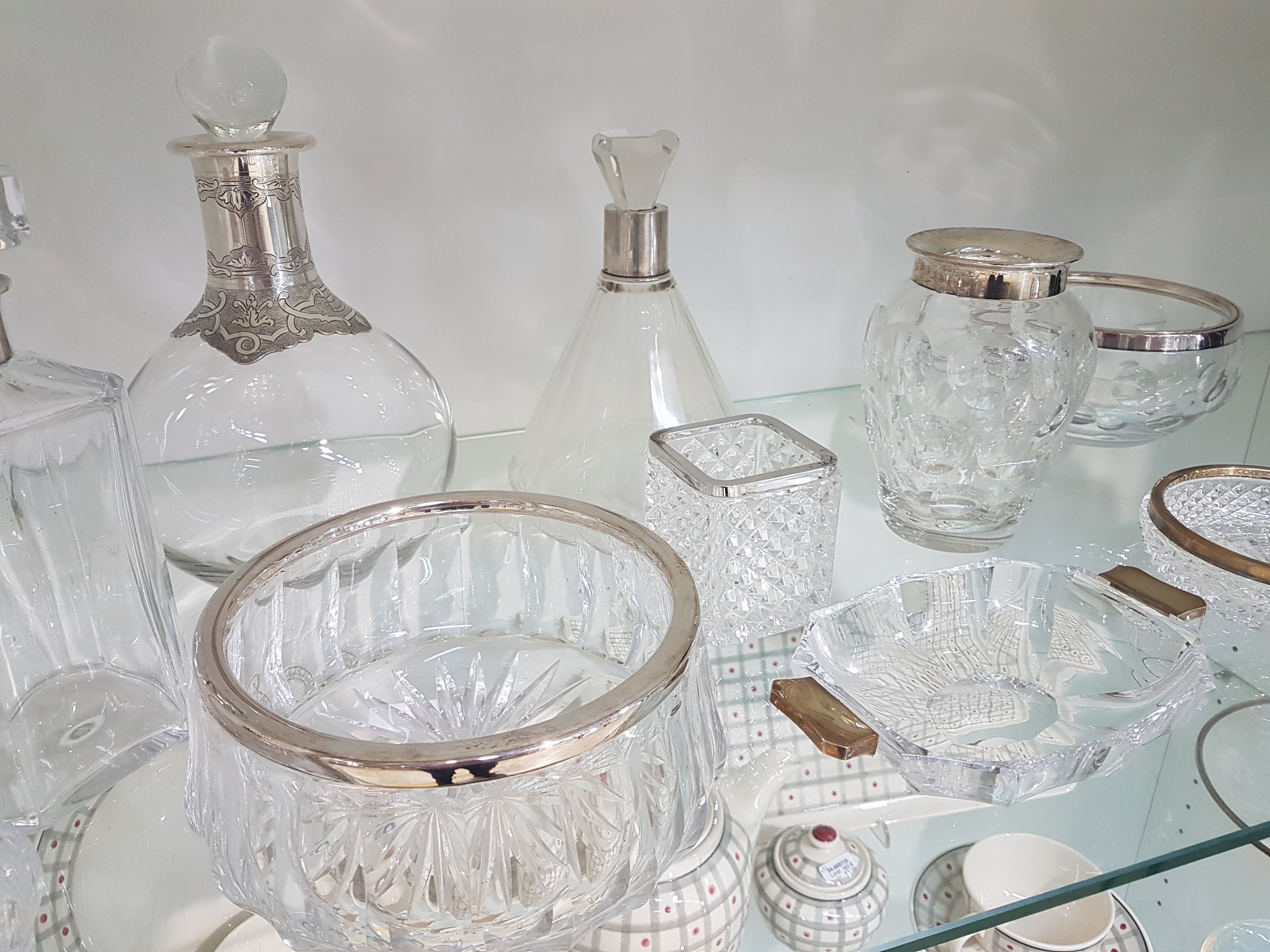 Detail b: 10 Teile Kristallglas mit Silbermonturen, deutsch, 20. Jh., farbloses Glas meist facettiert, Ränder bzw. Henkel in 800er Silber, versch. Größen