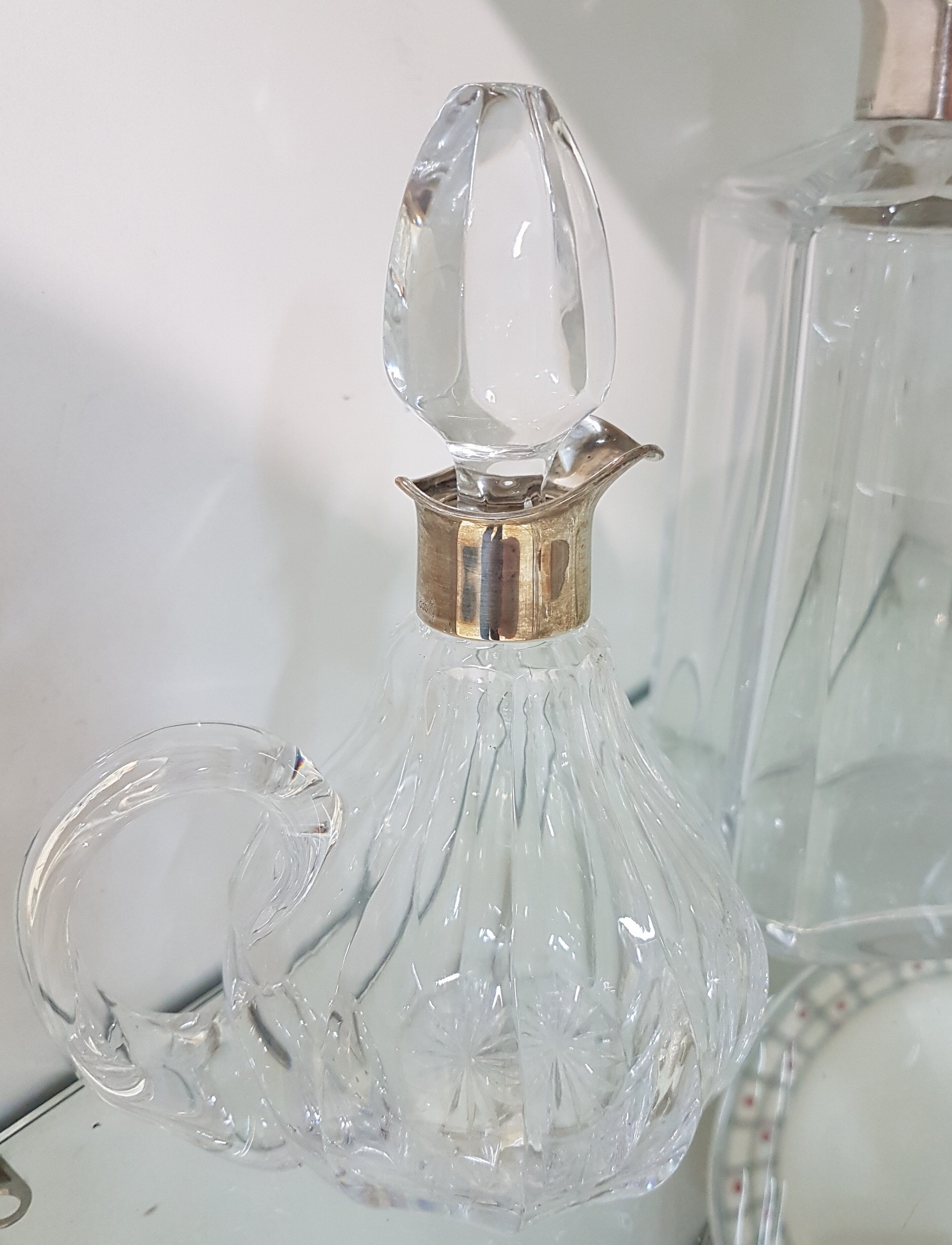 Detail d: 10 Teile Kristallglas mit Silbermonturen, deutsch, 20. Jh., farbloses Glas meist facettiert, Ränder bzw. Henkel in 800er Silber, versch. Größen