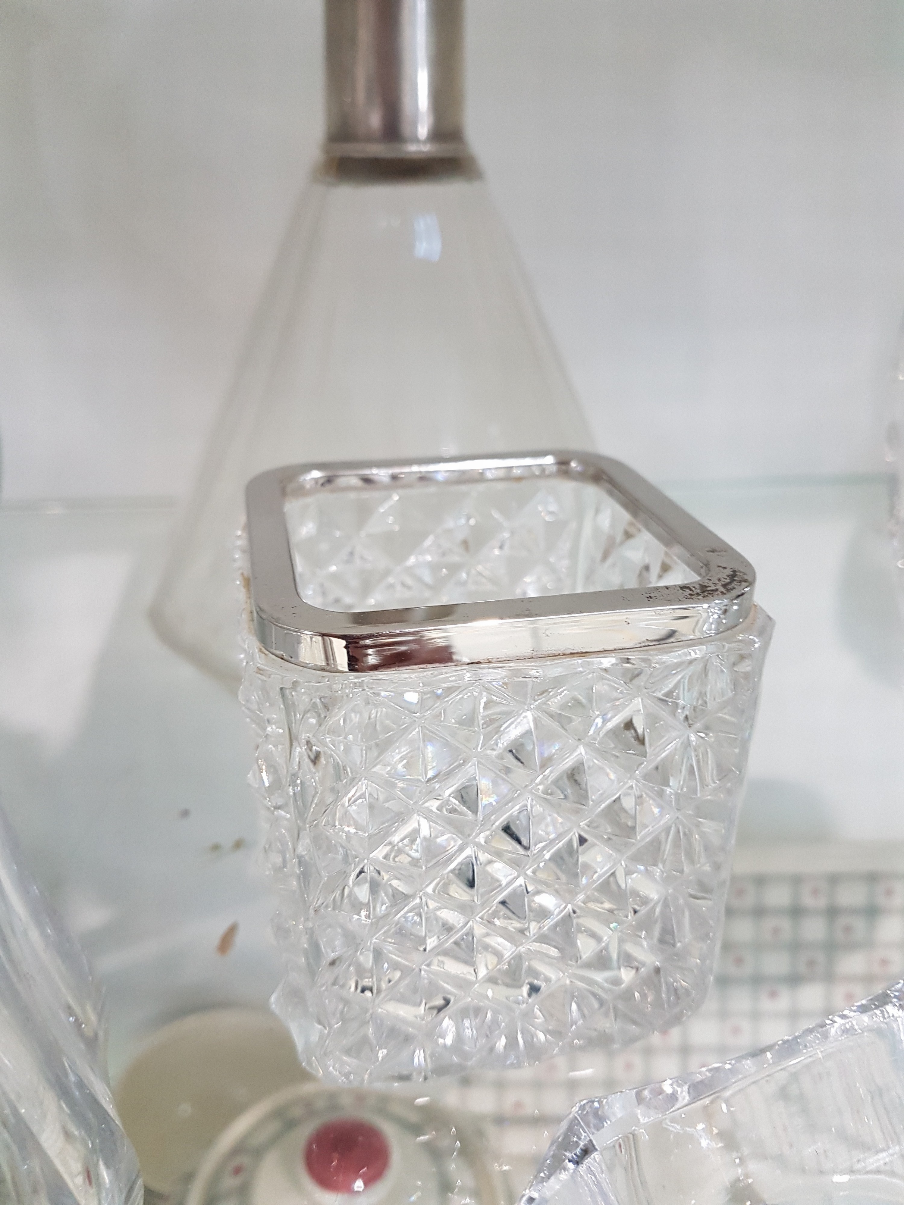 Detail e: 10 Teile Kristallglas mit Silbermonturen, deutsch, 20. Jh., farbloses Glas meist facettiert, Ränder bzw. Henkel in 800er Silber, versch. Größen