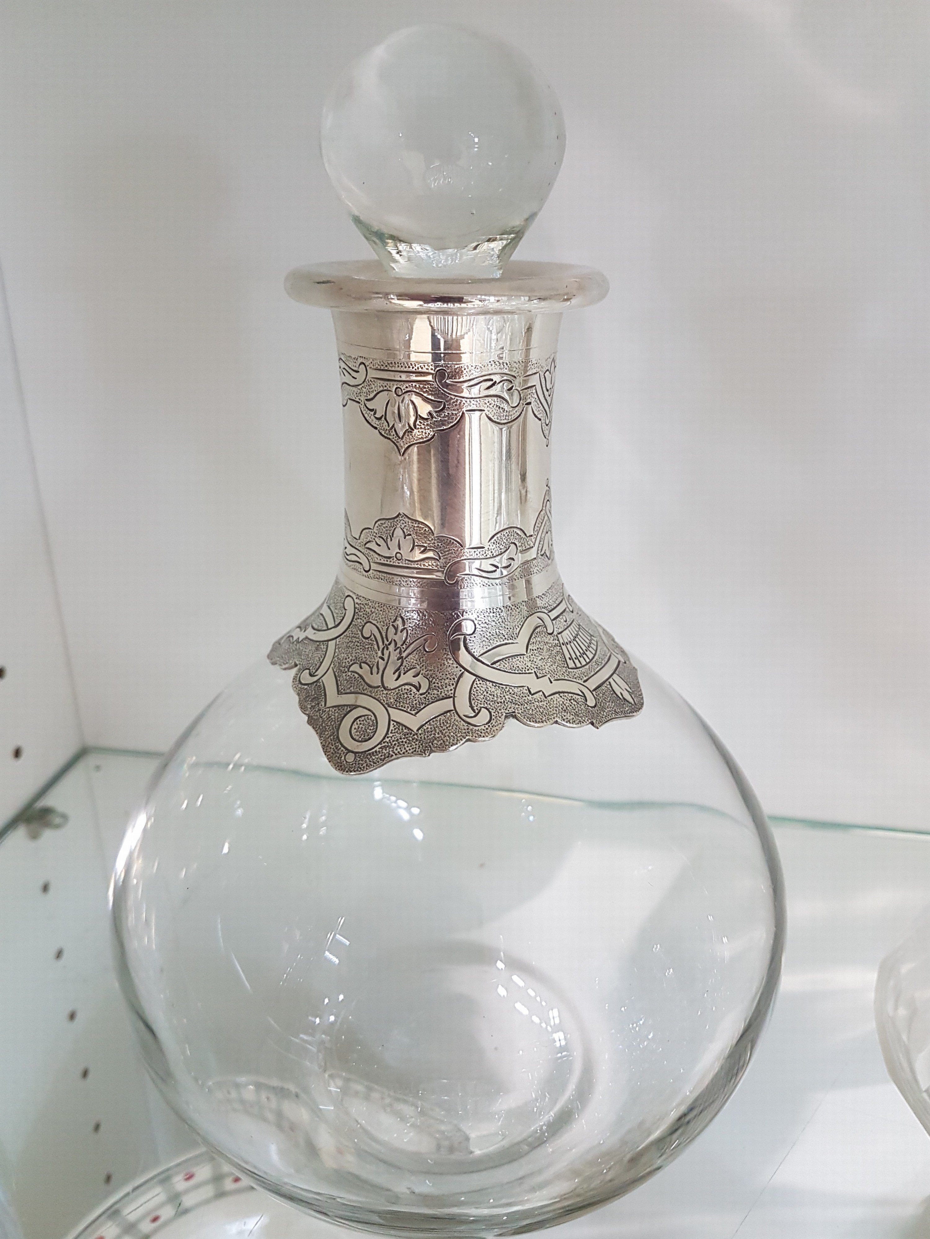 Detail f: 10 Teile Kristallglas mit Silbermonturen, deutsch, 20. Jh., farbloses Glas meist facettiert, Ränder bzw. Henkel in 800er Silber, versch. Größen