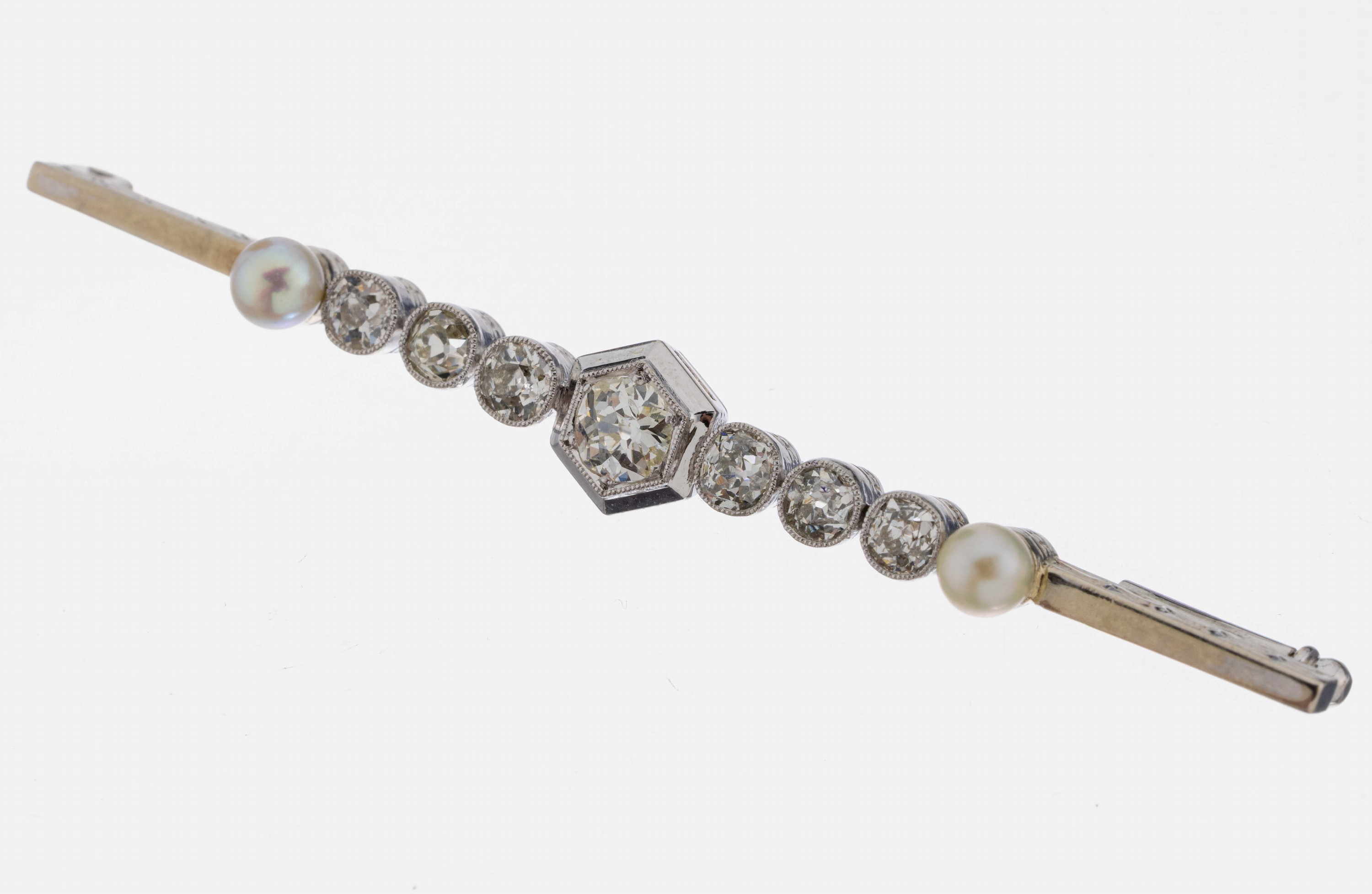 Image 27069765 - 14 kt Gold Perl-Diamant-Brosche, um 1930, GG 585/000, 7 Altschliffdiamanten zus. ca. ...