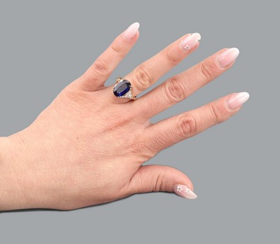 27069718a - 18 kt Gold Saphir-Diamant-Ring, GG 750/000,ovalfacett. Saphir ca. 5.20 ct, sehr schöne ...