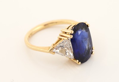 27069718c - 18 kt Gold Saphir-Diamant-Ring, GG 750/000,ovalfacett. Saphir ca. 5.20 ct, sehr schöne ...