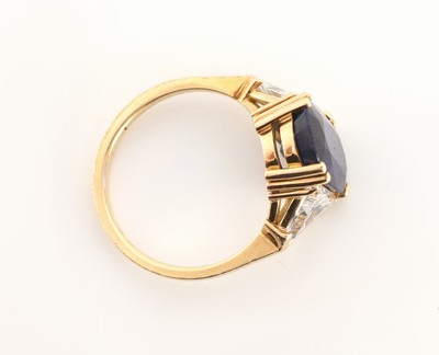 27069718d - 18 kt Gold Saphir-Diamant-Ring, GG 750/000,ovalfacett. Saphir ca. 5.20 ct, sehr schöne ...