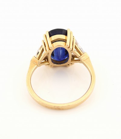27069718e - 18 kt Gold Saphir-Diamant-Ring, GG 750/000,ovalfacett. Saphir ca. 5.20 ct, sehr schöne ...