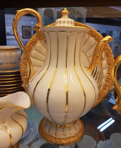 27069731g - Kaffee- und Teeservice B-Form, Meissen, nach 1945, Porzellan, godroniert und mit ...