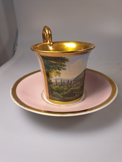 27069735e - Tasse mit Untertasse, deutsch, KPM Berlin, Mitte 19. Jh., Porzellan, altrosa Fond, in ...