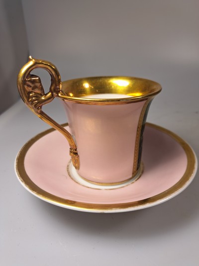 27069735f - Tasse mit Untertasse, deutsch, KPM Berlin, Mitte 19. Jh., Porzellan, altrosa Fond, in ...