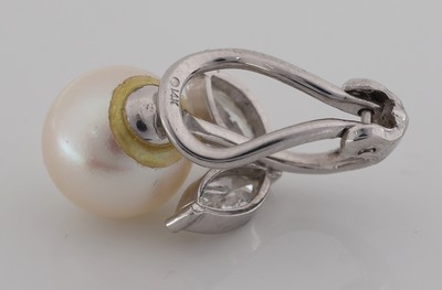 Image 27069746c - Paar 14 kt Gold Perl-Diamant-Ohrclips, WG 585/000, 2 Akoyazuchtperlen, D. ca. 9.5 mm, 4 ...