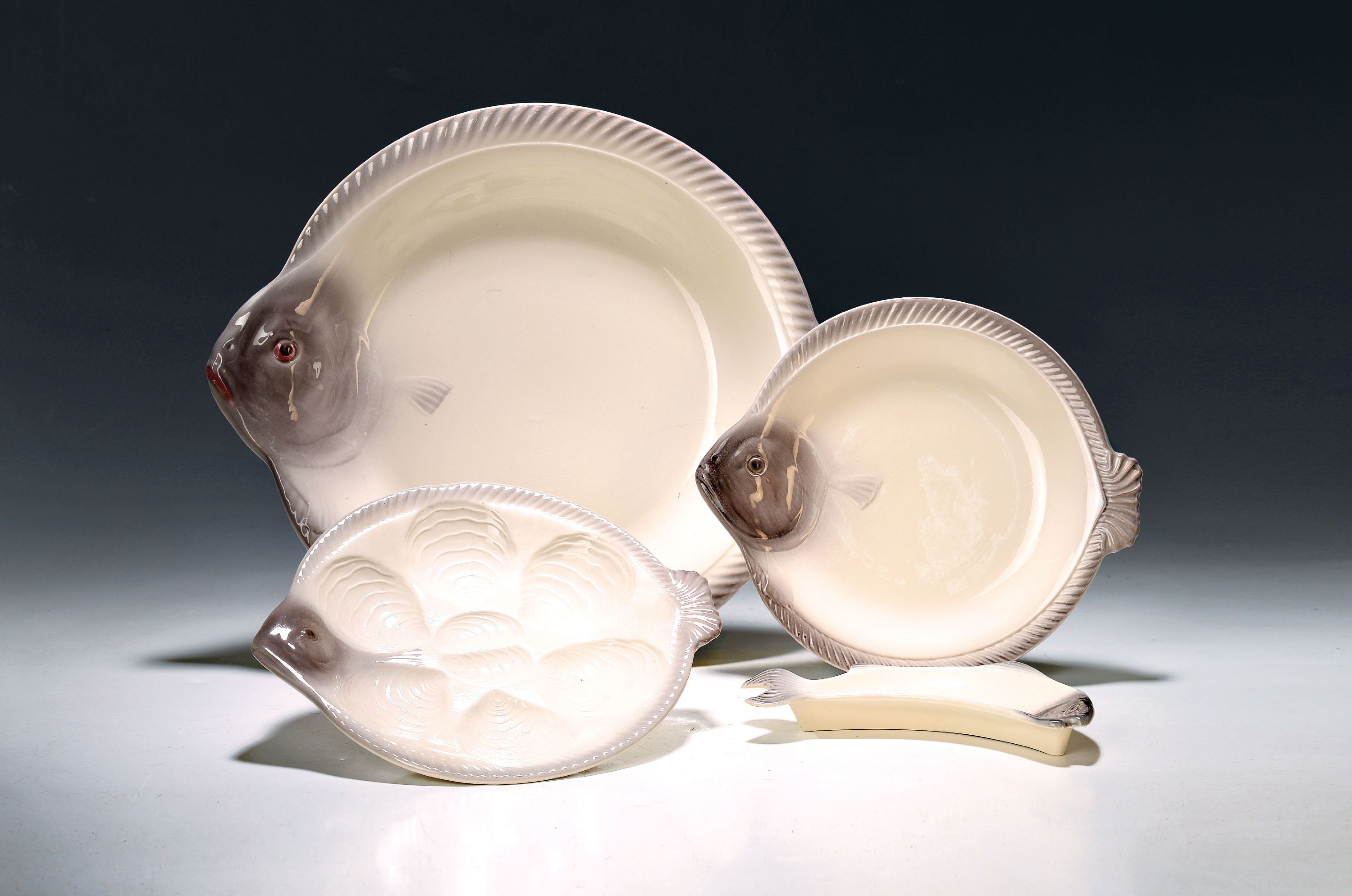 Image 27069803 - Fisch- und Austernservice, Wächtersbach, 1920er/1930er Jahre, Feinsteingut, in Form von ...