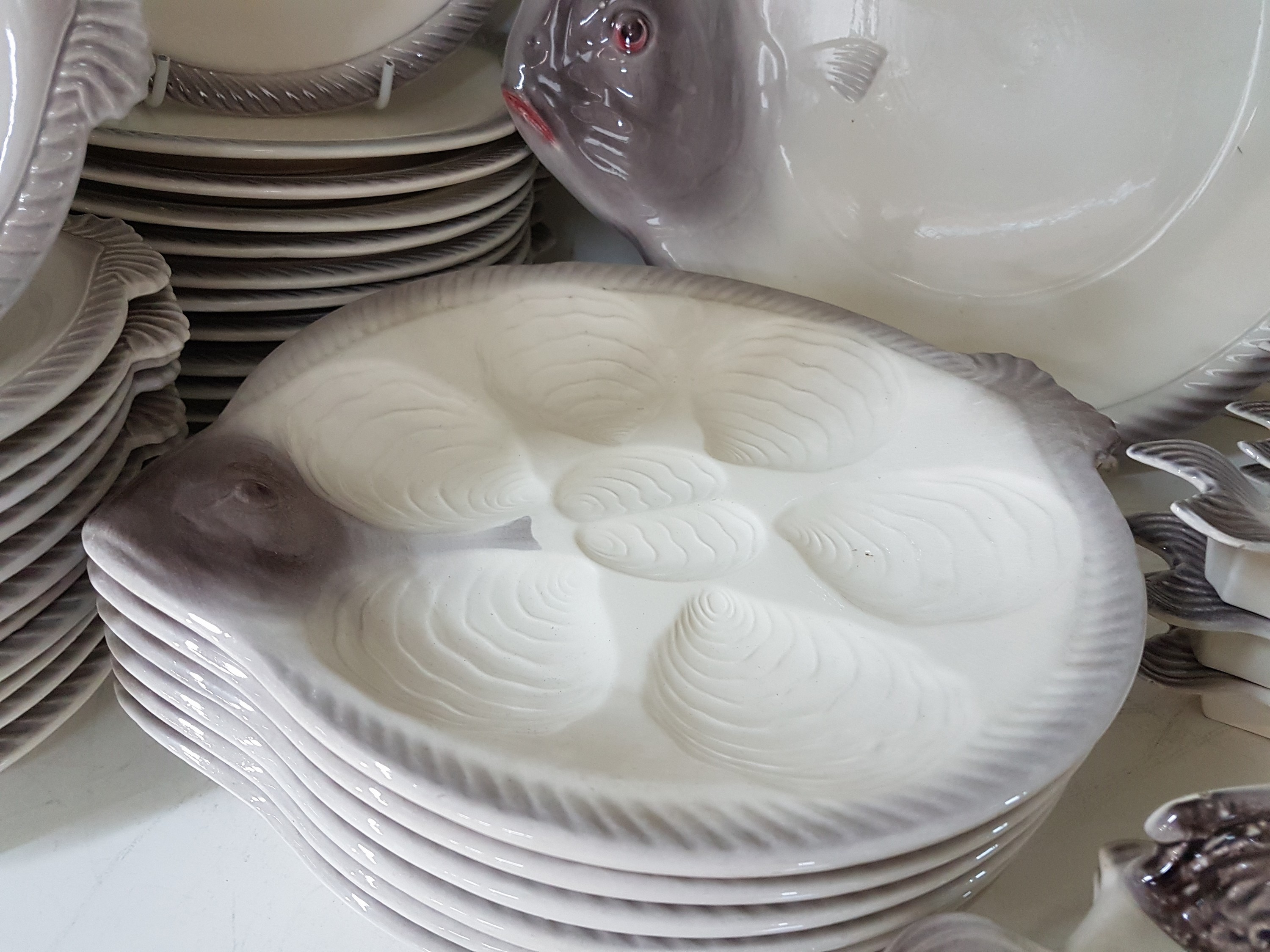Detail b: Fisch- und Austernservice, Wächtersbach, 1920er/1930er Jahre, Feinsteingut, in Form von Fischen, 12 flache Teller, eine Platte, 12 kleine Teller, 12 ...
