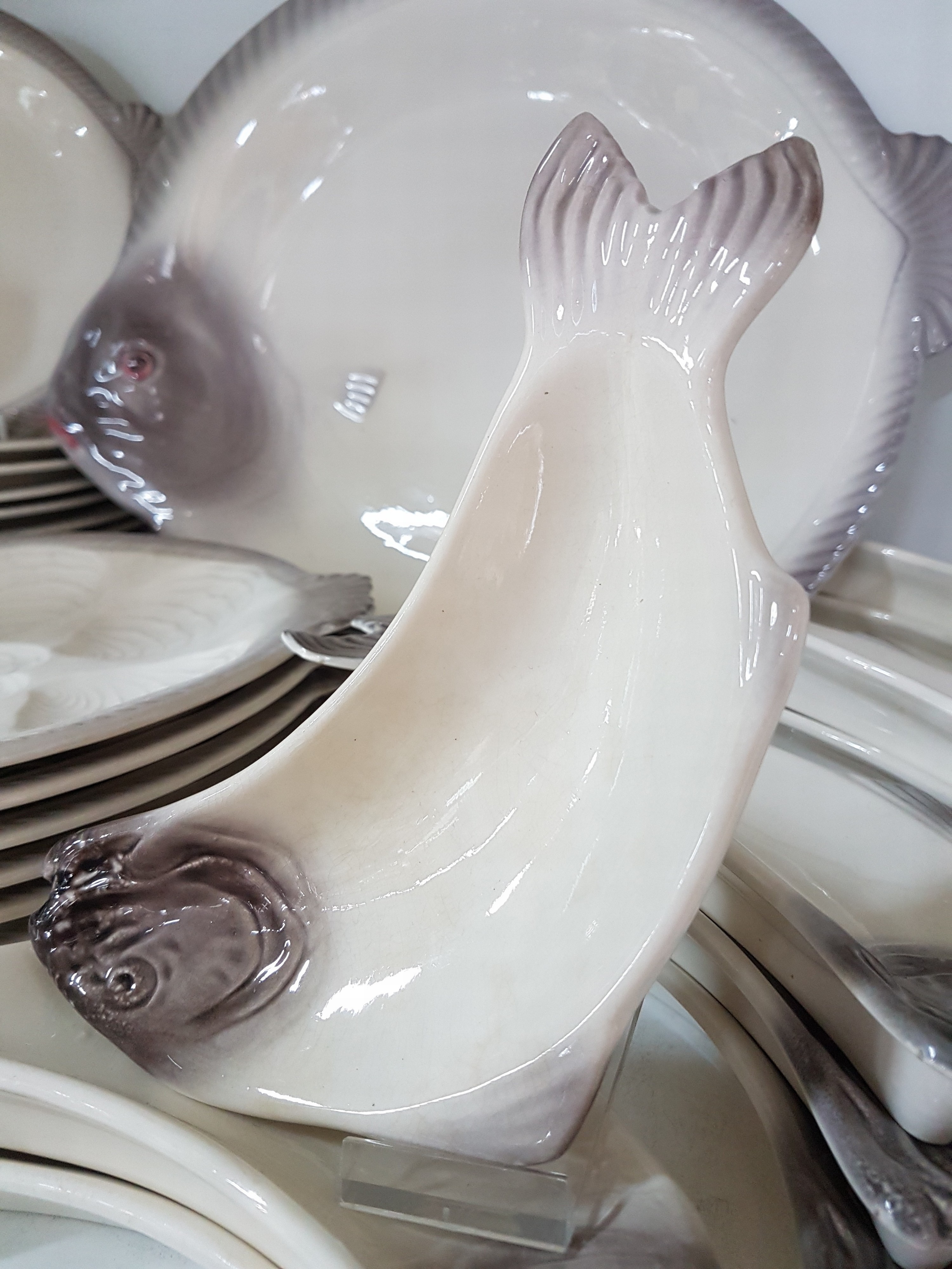Detail d: Fisch- und Austernservice, Wächtersbach, 1920er/1930er Jahre, Feinsteingut, in Form von Fischen, 12 flache Teller, eine Platte, 12 kleine Teller, 12 ...