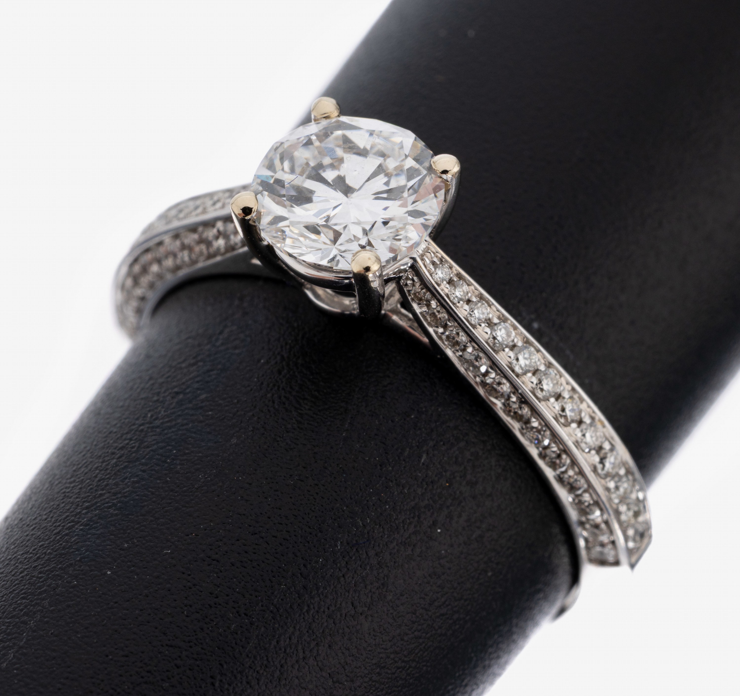 Image 27069805 - 18 kt Gold Brillant-Ring, WG 750/000, mittig Brillant ca. 1.00 ct hochfeines ...