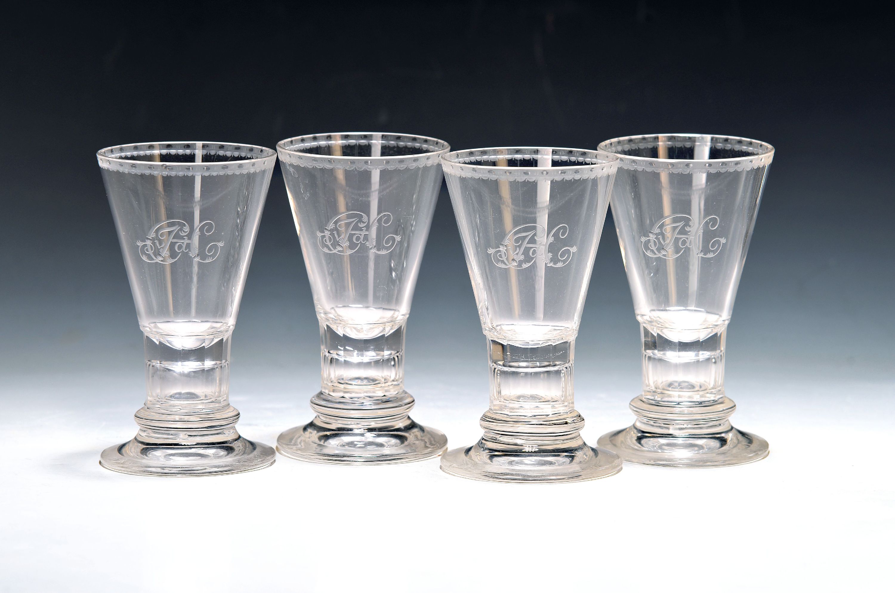 Image 27069808 - 4 Gläser, Lobmeyer Wien, um 1900, farbloses Glas, facettierter Stiel, fein graviert it ...