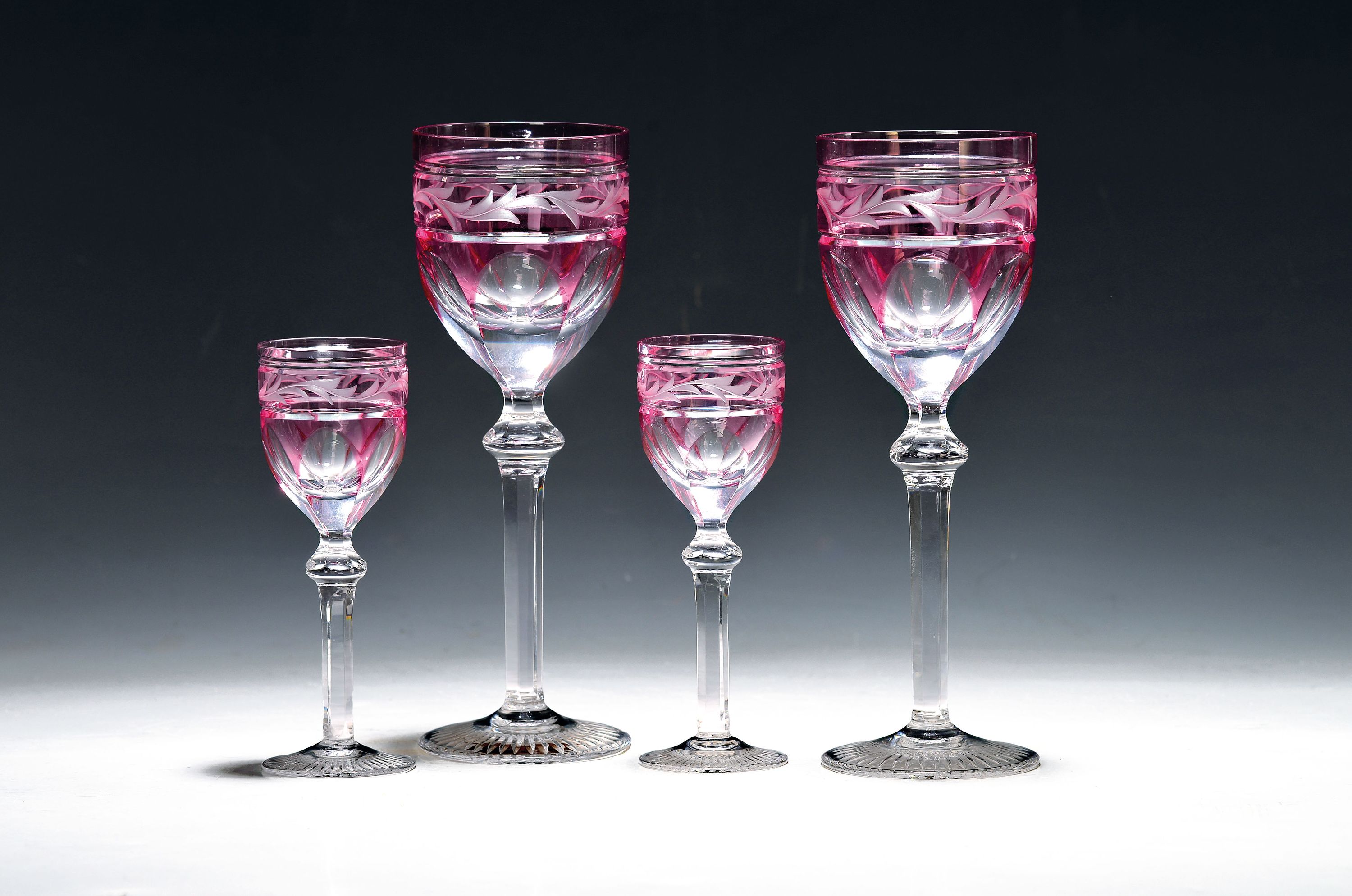 Image 27069881 - 12 Wein- und 12 Likörgläser, wohl Val St. Lambert, 1920er Jahre, Kristallglas partiell ...