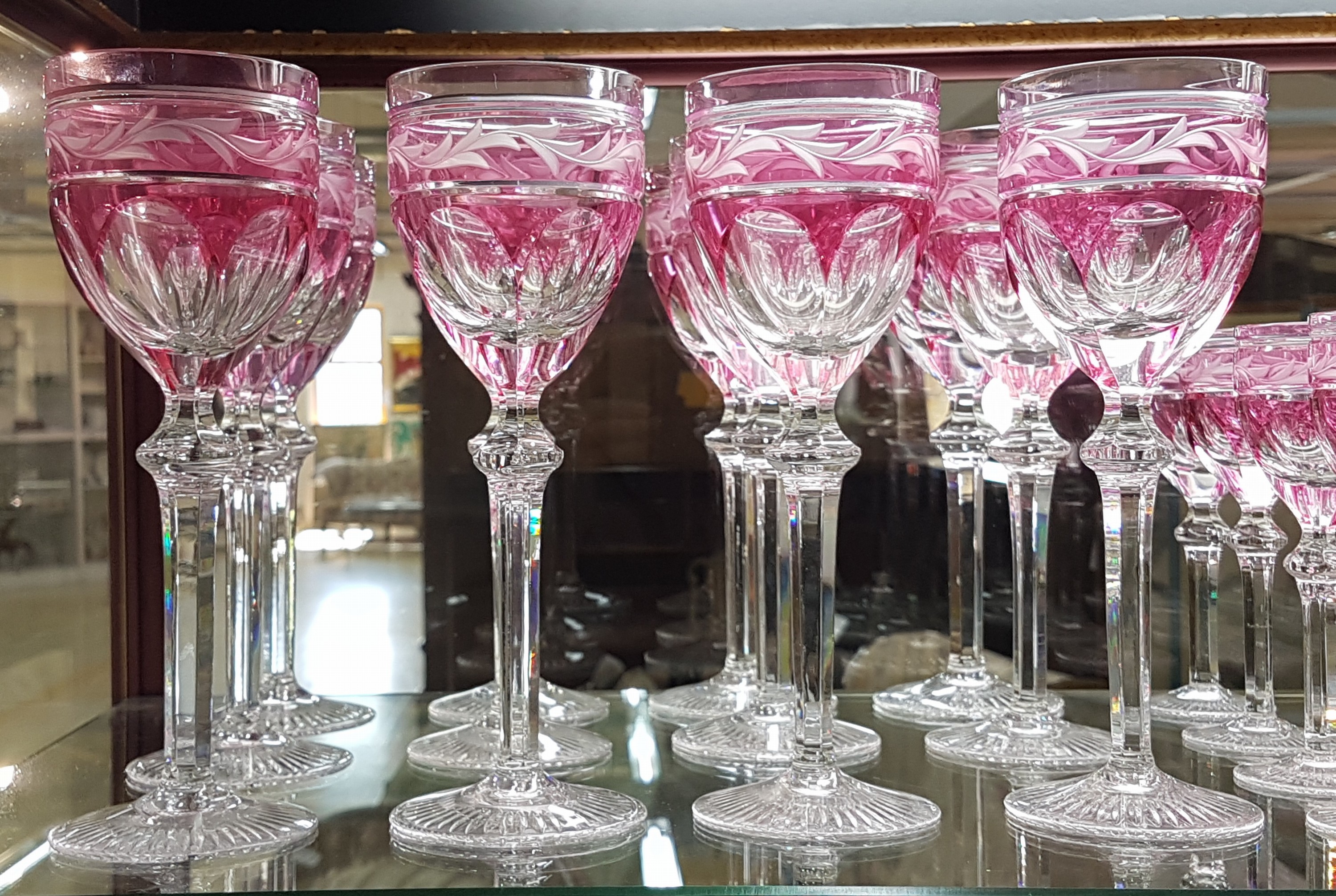 Detail a: 12 Wein- und 12 Likörgläser, wohl Val St. Lambert, 1920er Jahre, Kristallglas partiell rosa überfangen, geschnitten und geschliffen, H. ca. 22 ...