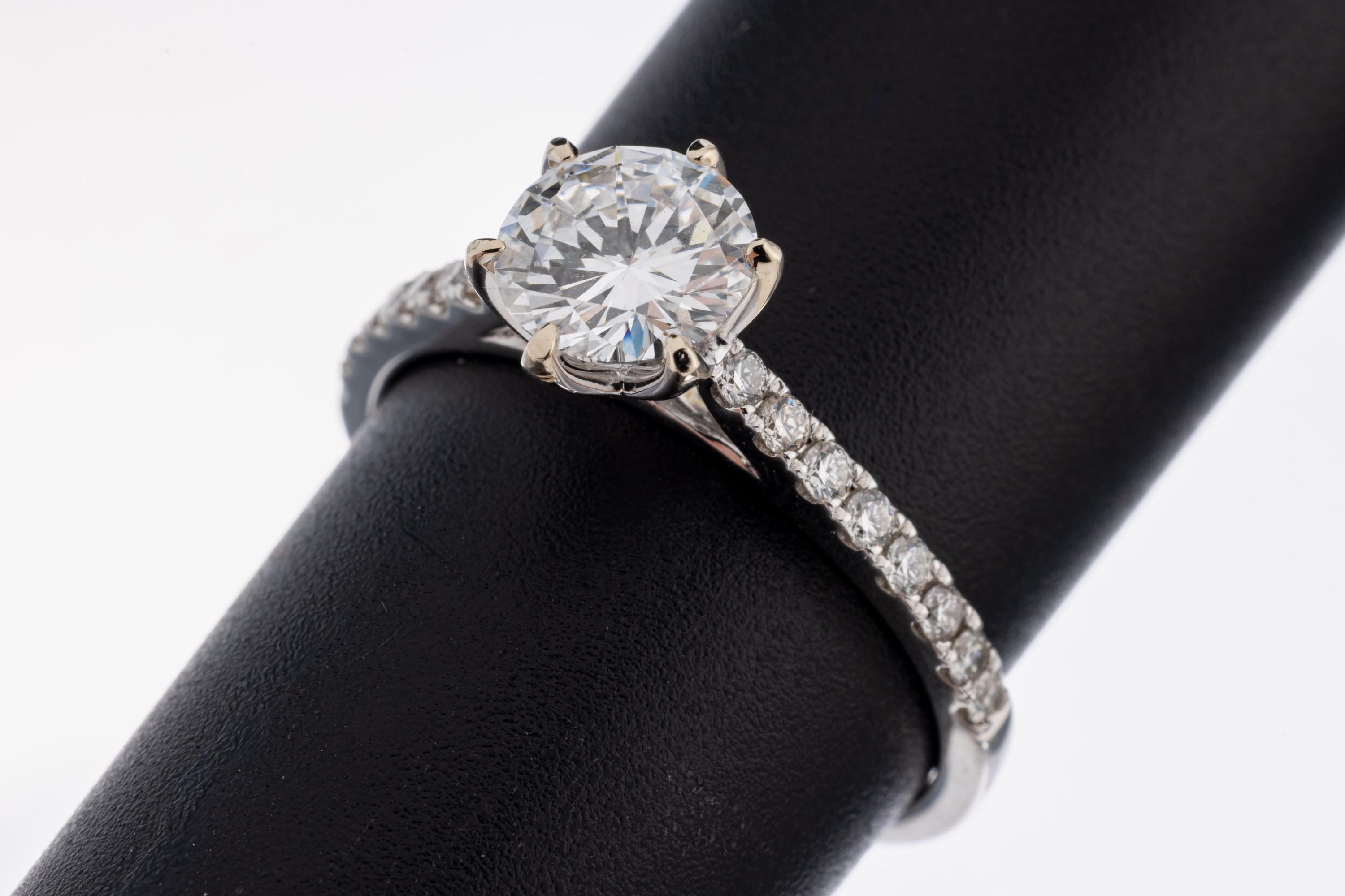 Image 27069883 - 18 kt Gold Brillant-Ring, WG 750/000, mittig Brillant ca. 1.0 ct hochfeines ...