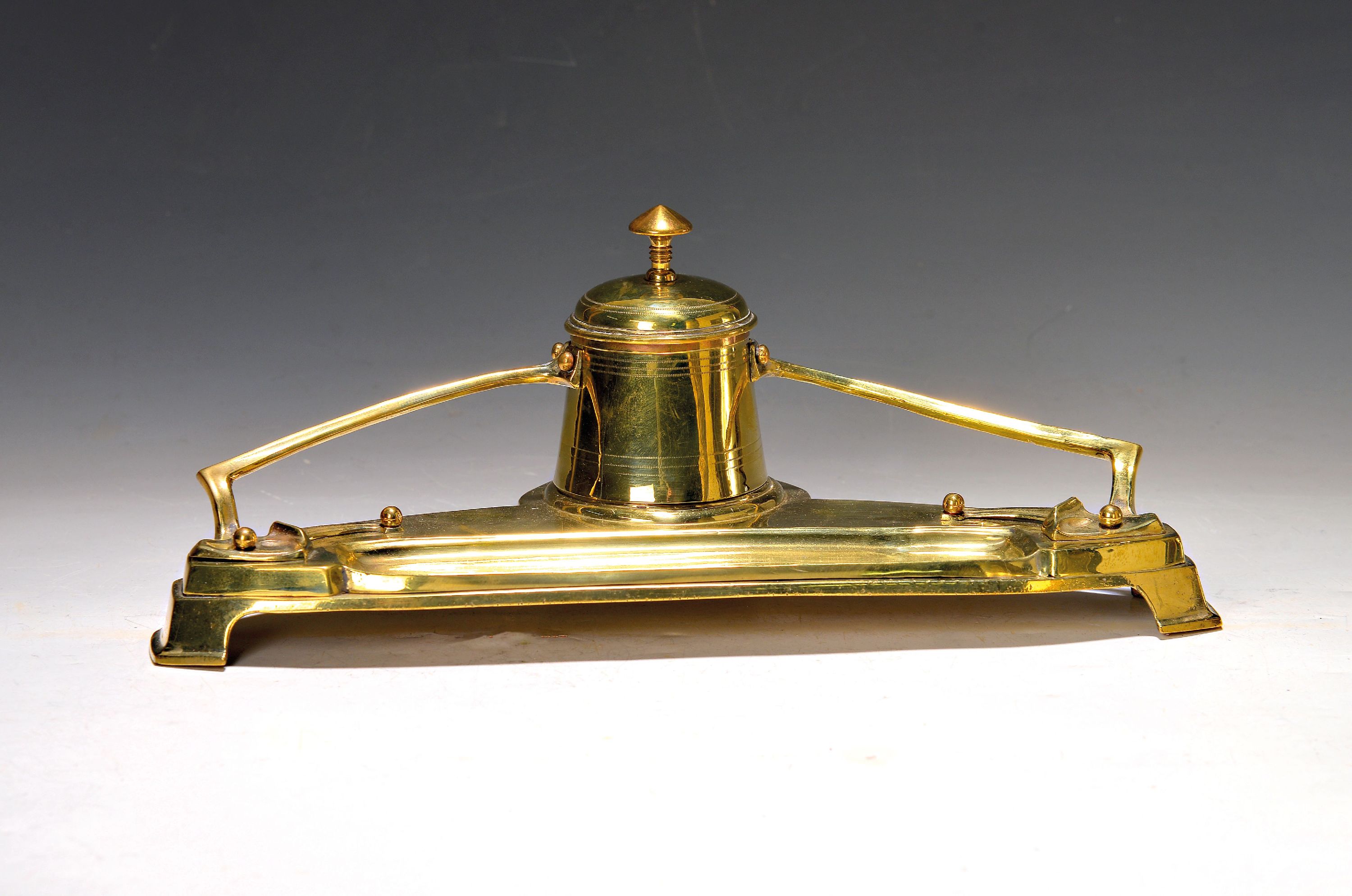 Jugendstil Tintenfaß, wohl Frankreich, um 1900, Messing poliert, mit Federablage, ohne Glaseinsatz, ca. 12x32x15cm