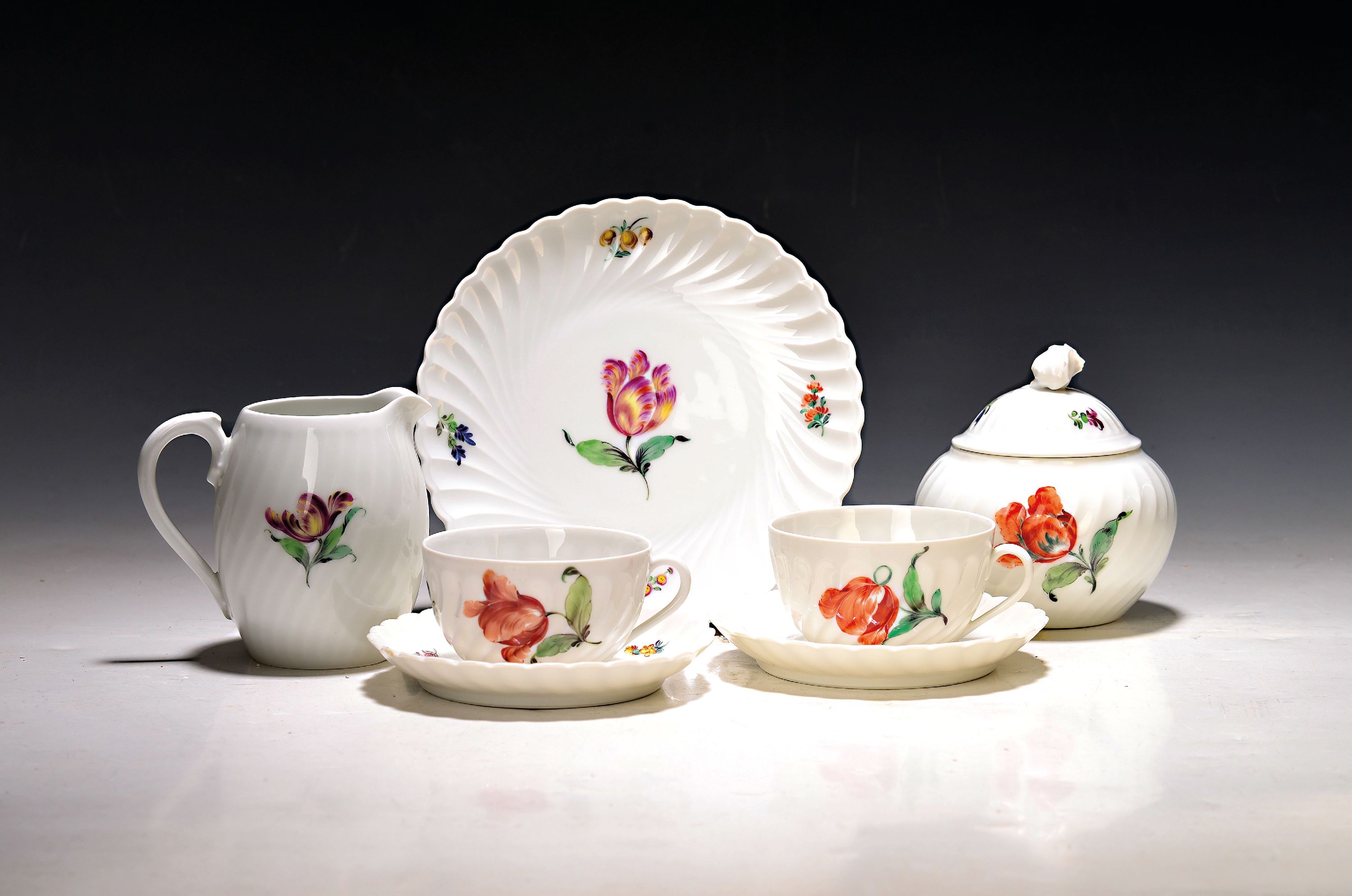 Image 27069890 - Schale, Lalique France, farbloses Formglas teilmattiert, Rand in Blätterdekor, ...