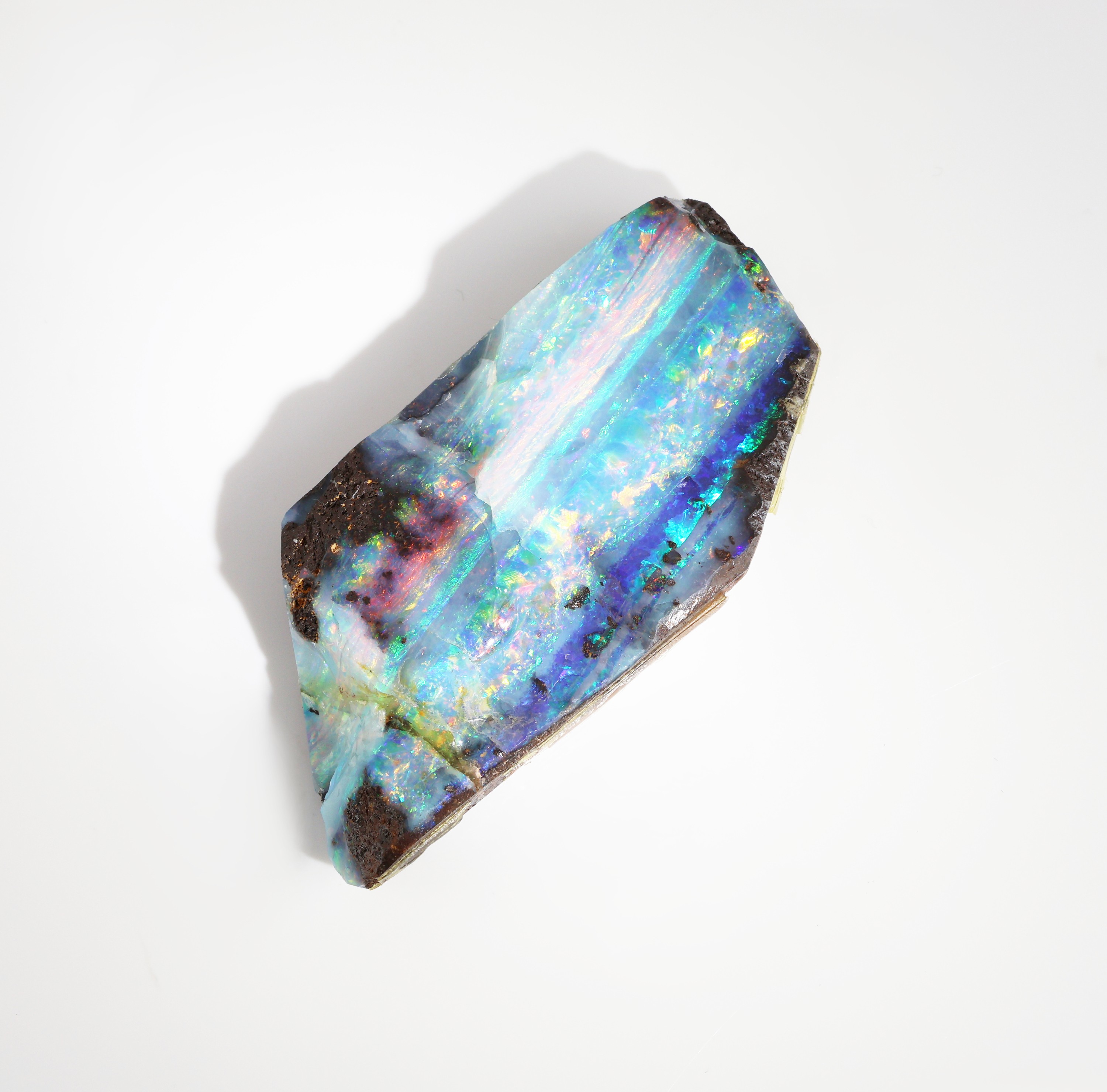 Detail b: Loser Boulderopal, 61.34 ct, Farbspiel in Blau, Grün, Gelb und Rot