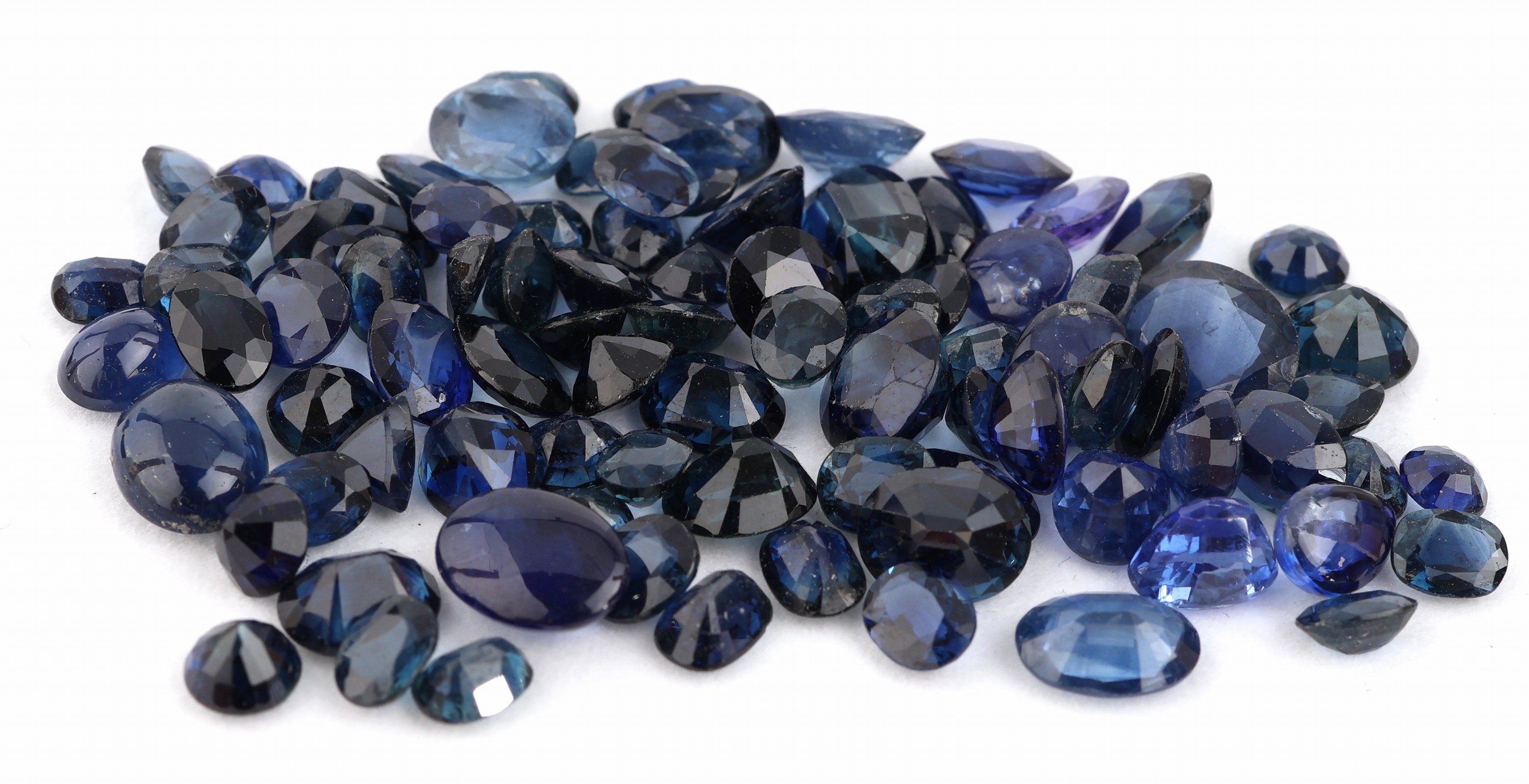 Detail b: Lot lose Saphire, zus. ca. 60.10 ct, versch. Schliffformen, Größen, Farbnuancen, Ausfassware teilw. besch.