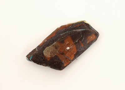 27069894a - Loser Boulderopal, 61.34 ct, Farbspiel in Blau, Grün, Gelb und Rot