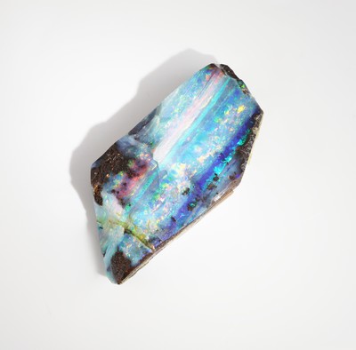 27069894b - Loser Boulderopal, 61.34 ct, Farbspiel in Blau, Grün, Gelb und Rot