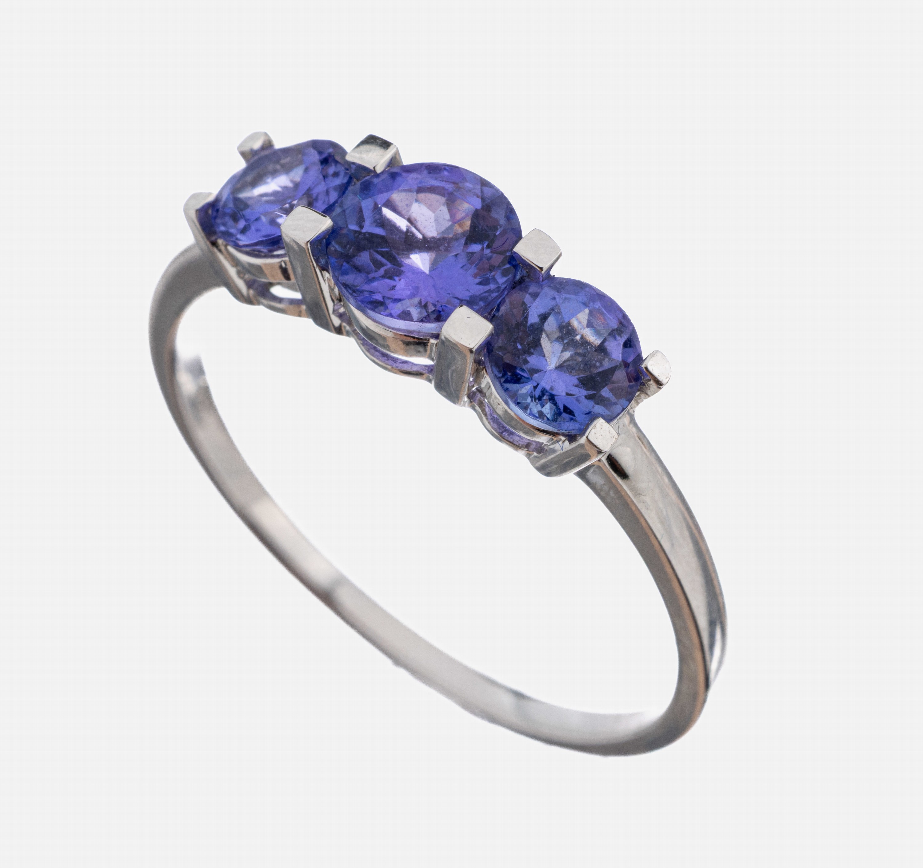 Image 27069917 - 18 kt Gold Tansanit-Ring, WG 750/000, 3 rundfacett. Tansanite zus. ca. 1.80 ct, RW ...