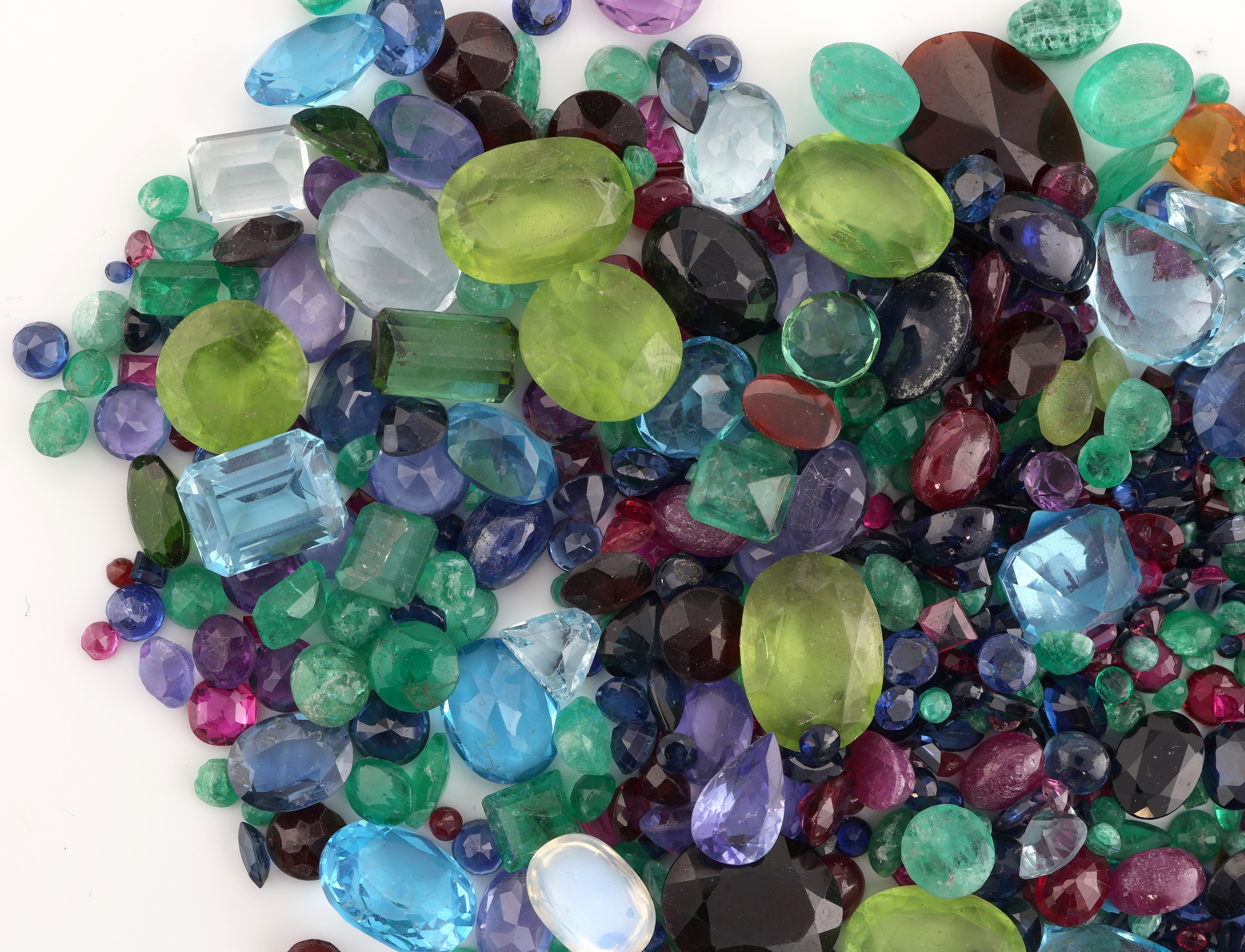 Detail a: Lot div. lose Farbsteine, ca. 202.30 ct, u.a. Granate, Smaragde, Rubine, Saphire, Peridots, Amethyste, teilw. Synthesen, versch. Schliffformen, ...
